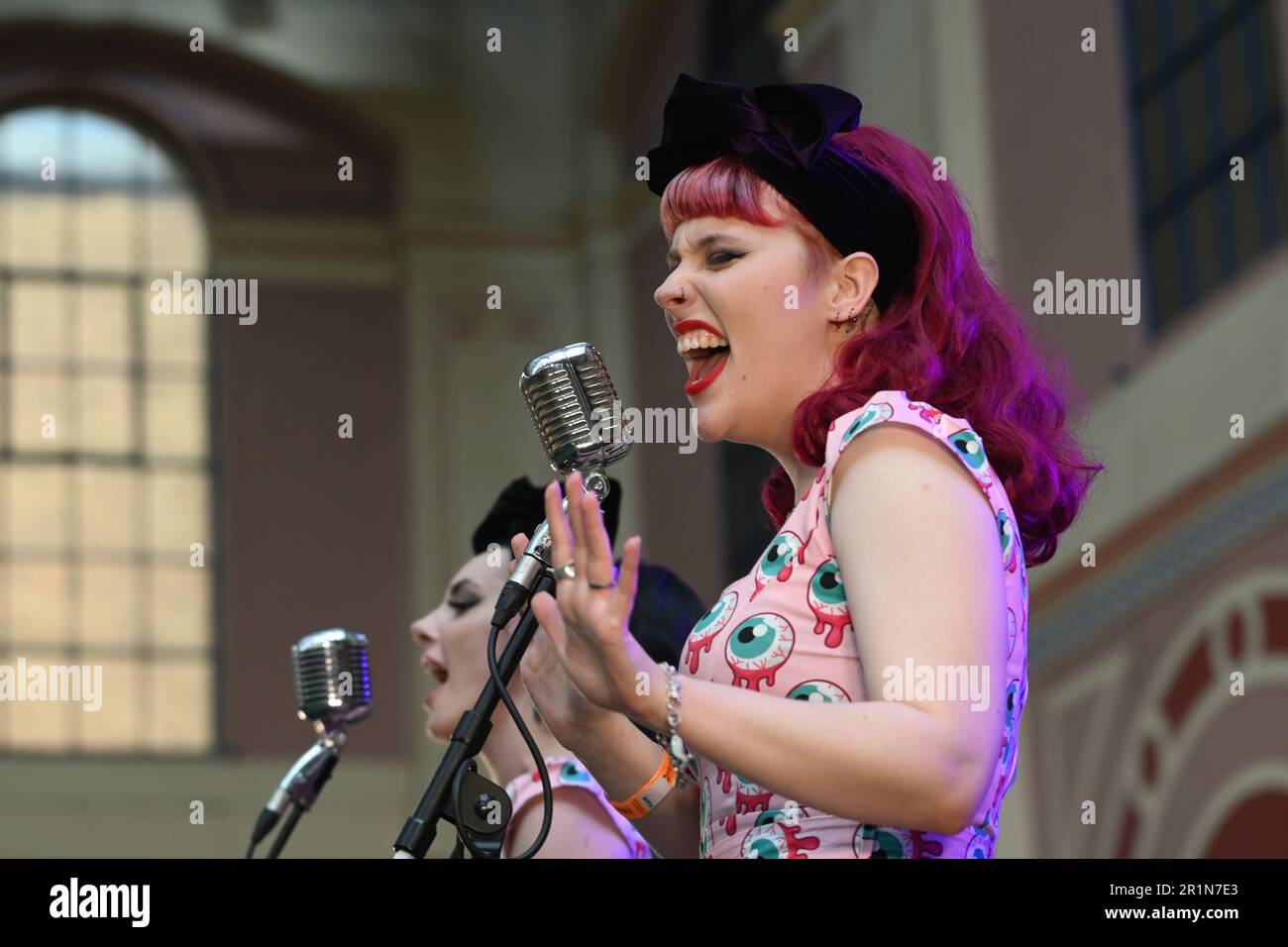 London, Großbritannien. 14. Mai 2023. Dead Dolls führt die London Great British Tattoo Show 2023 auf. Große Menschenmassen, tolle Atmosphäre und großartige Tätowierer kommen aus aller Welt und köstliche Speisen und Getränke im Alexandra Palace, London, Großbritannien, Credit: Siehe Li/Picture Capital/Alamy Live News Stockfoto