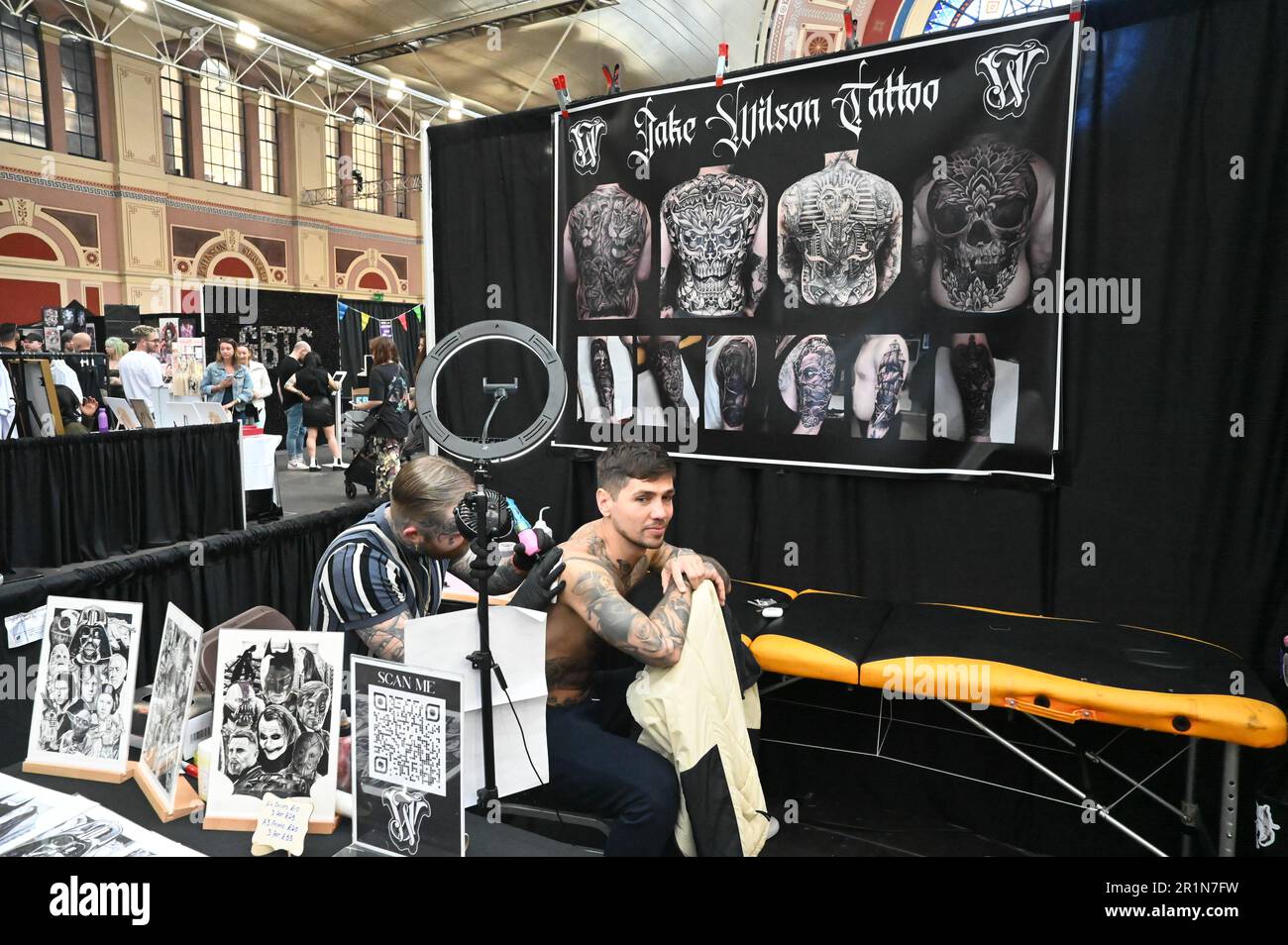 London, Großbritannien. 14. Mai 2023. Die London Great British Tattoo Show 2023. Großartige Menschenmassen, tolle Atmosphäre und großartige Tätowierer kommen aus aller Welt und köstliche Speisen und Getränke im Alexandra Palace, London, Großbritannien, Credit: Siehe Li/Picture Capital/Alamy Live News Stockfoto