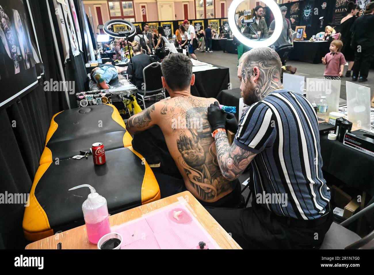 London, Großbritannien. 14. Mai 2023. Die London Great British Tattoo Show 2023. Großartige Menschenmassen, tolle Atmosphäre und großartige Tätowierer kommen aus aller Welt und köstliche Speisen und Getränke im Alexandra Palace, London, Großbritannien, Credit: Siehe Li/Picture Capital/Alamy Live News Stockfoto