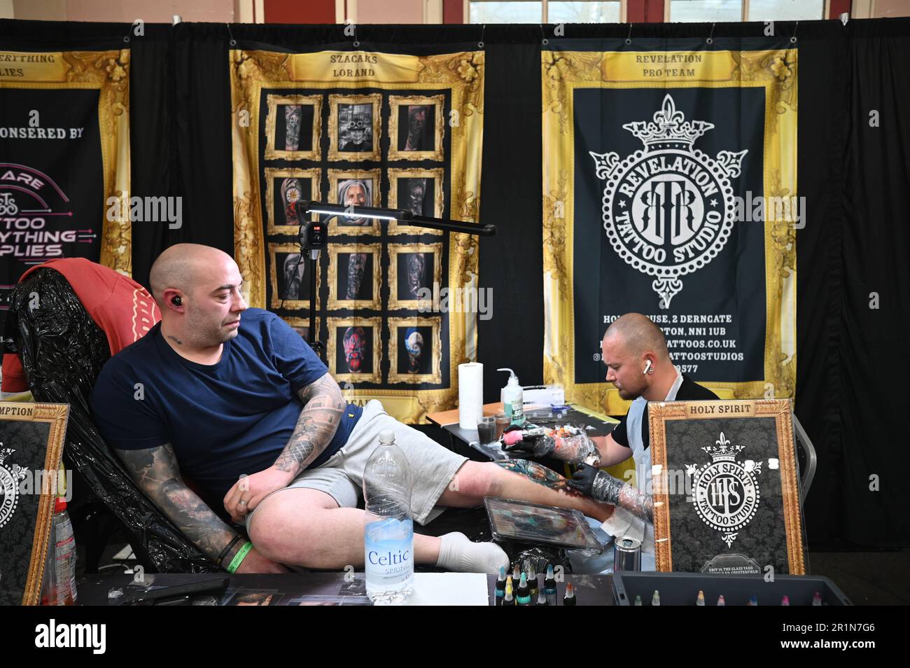 London, Großbritannien. 14. Mai 2023. Die London Great British Tattoo Show 2023. Großartige Menschenmassen, tolle Atmosphäre und großartige Tätowierer kommen aus aller Welt und köstliche Speisen und Getränke im Alexandra Palace, London, Großbritannien, Credit: Siehe Li/Picture Capital/Alamy Live News Stockfoto