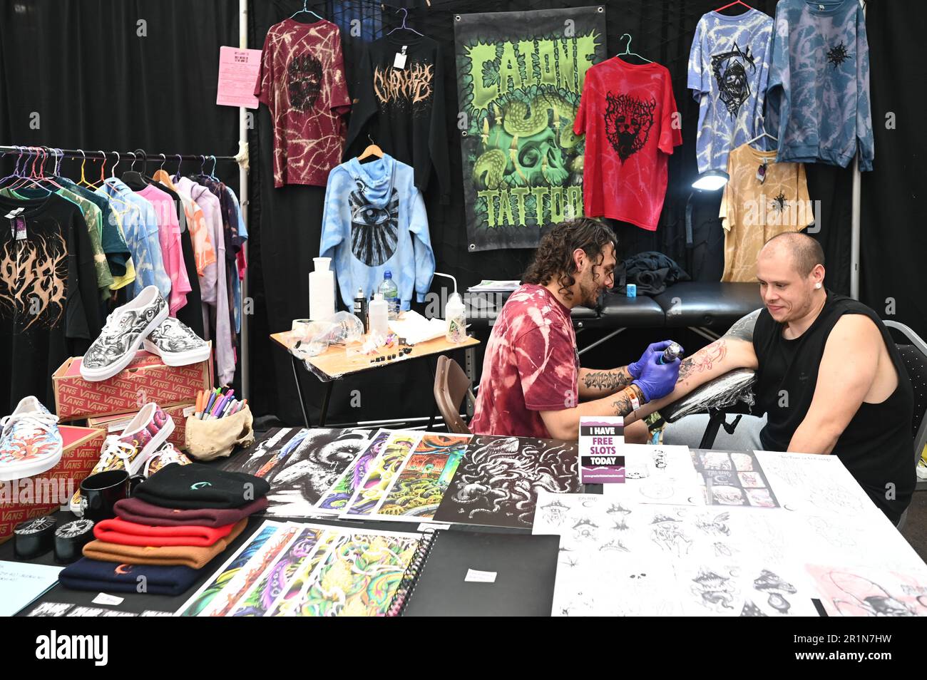 London, Großbritannien. 14. Mai 2023. Die London Great British Tattoo Show 2023. Großartige Menschenmassen, tolle Atmosphäre und großartige Tätowierer kommen aus aller Welt und köstliche Speisen und Getränke im Alexandra Palace, London, Großbritannien, Credit: Siehe Li/Picture Capital/Alamy Live News Stockfoto