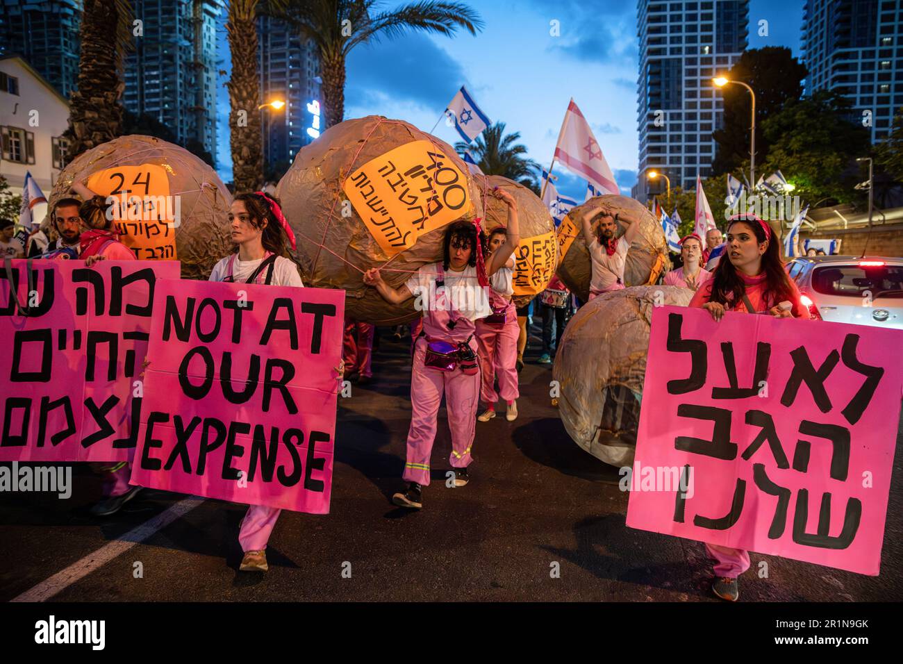 Tel Aviv, Israel. 13. Mai 2023. Reformgegner ìPink frontî protestieren während einer Demonstration gegen die Gesetzesänderung gegen den Haushalt der rechten israelischen Regierung und hohe Lebenshaltungskosten. Kredit: SOPA Images Limited/Alamy Live News Stockfoto