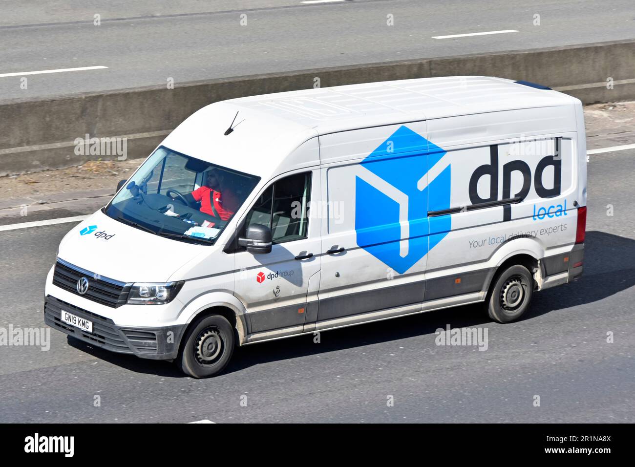 Paket Lieferung UK von DPD Dynamic Parcel Distribution Firma im Besitz von GeoPost Tochter der französischen La Poste mit neuen blauen van lokale in Brentwood UK Stockfoto