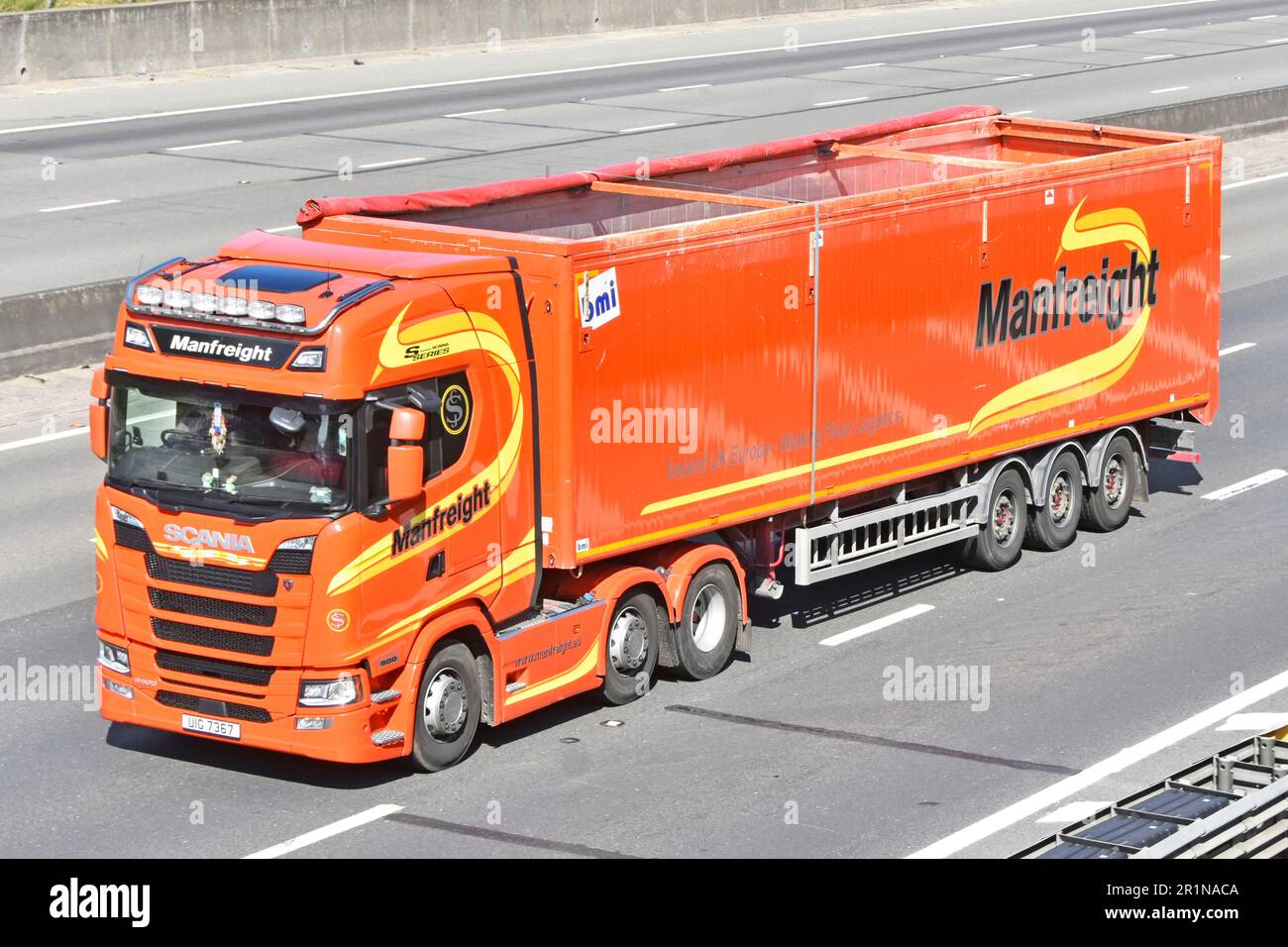 Scania Serie 500S lkw-Lkw-Grafik für Motorwagen von Manfreight, Fußboden, Auflieger und Logistik auf der M25, UK Stockfoto