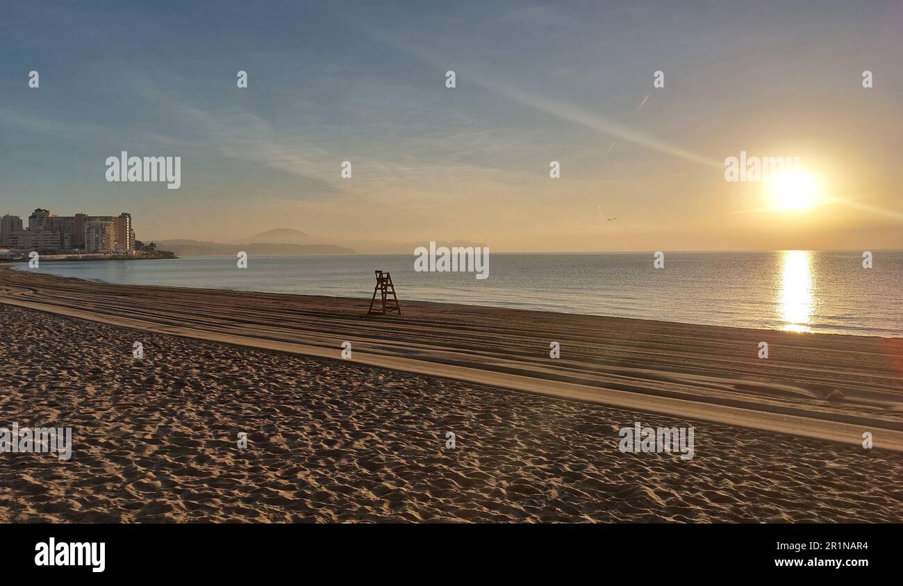 Rettungsschwimmturm an einem Strand von Calpe. Alicante. Spanien. Stockfoto