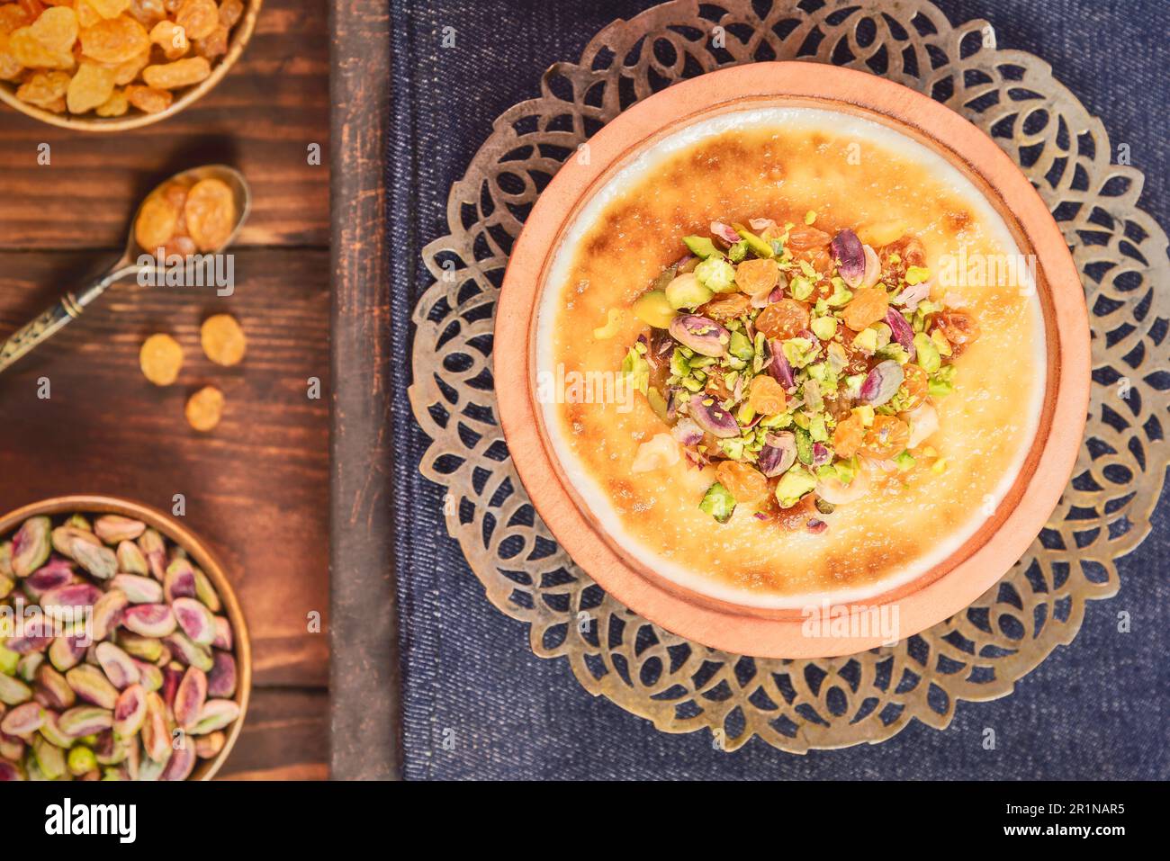 Arabische Küche; traditionelles ägyptisches Dessert „Om Ali“ oder „Umm ...