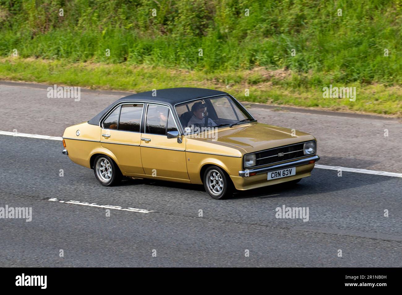 1980 80s Ford Escort Ghia Auto Gold Car Benzin 1599 cm3; Fahrt auf der Autobahn M61 UK Stockfoto