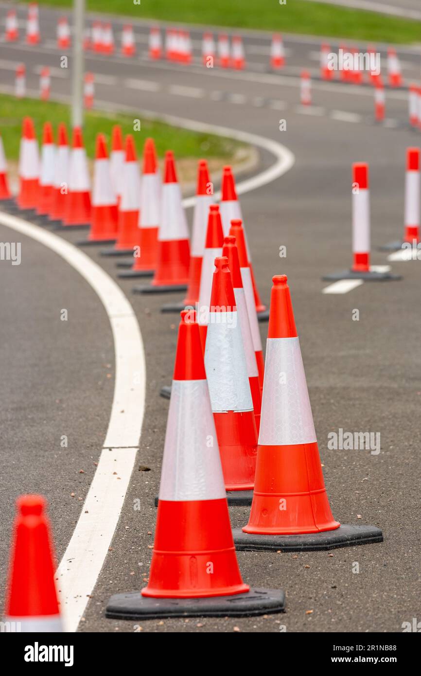 Orangefarbene Verkehrskegel auf einer Straße in Fife, Schottland Stockfoto