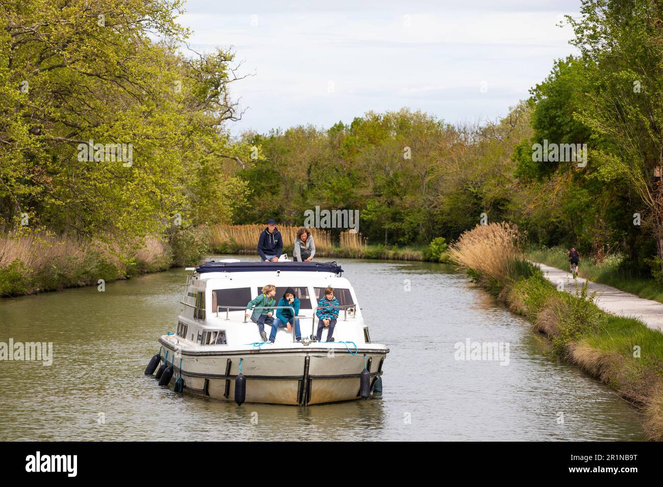 Familienbootfahren auf ihrer Yacht am Canal du Midi, Frankreich Stockfoto
