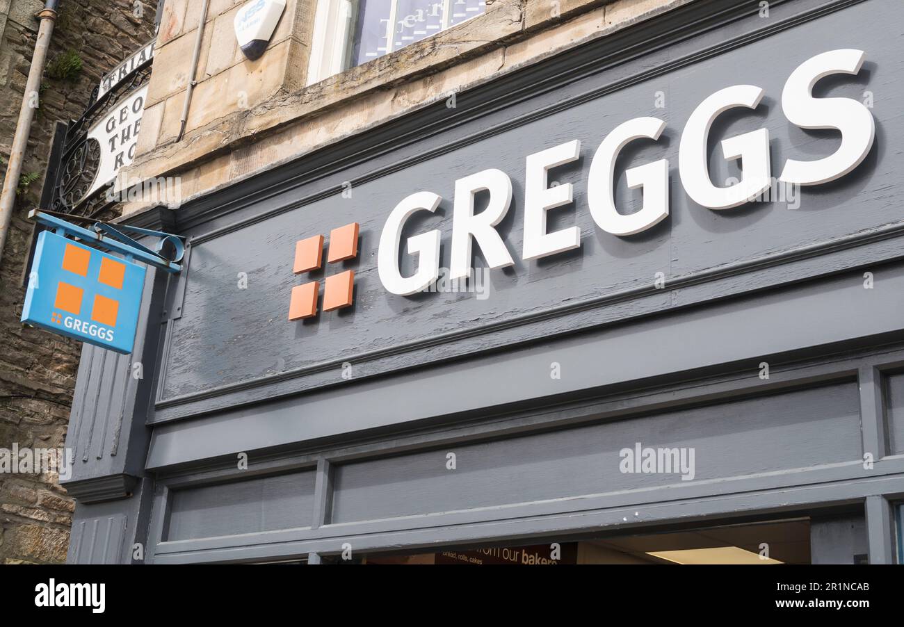 Greggs Bäcker, Logo, Zeichen oder Marke über einem Geschäft, England, Großbritannien Stockfoto