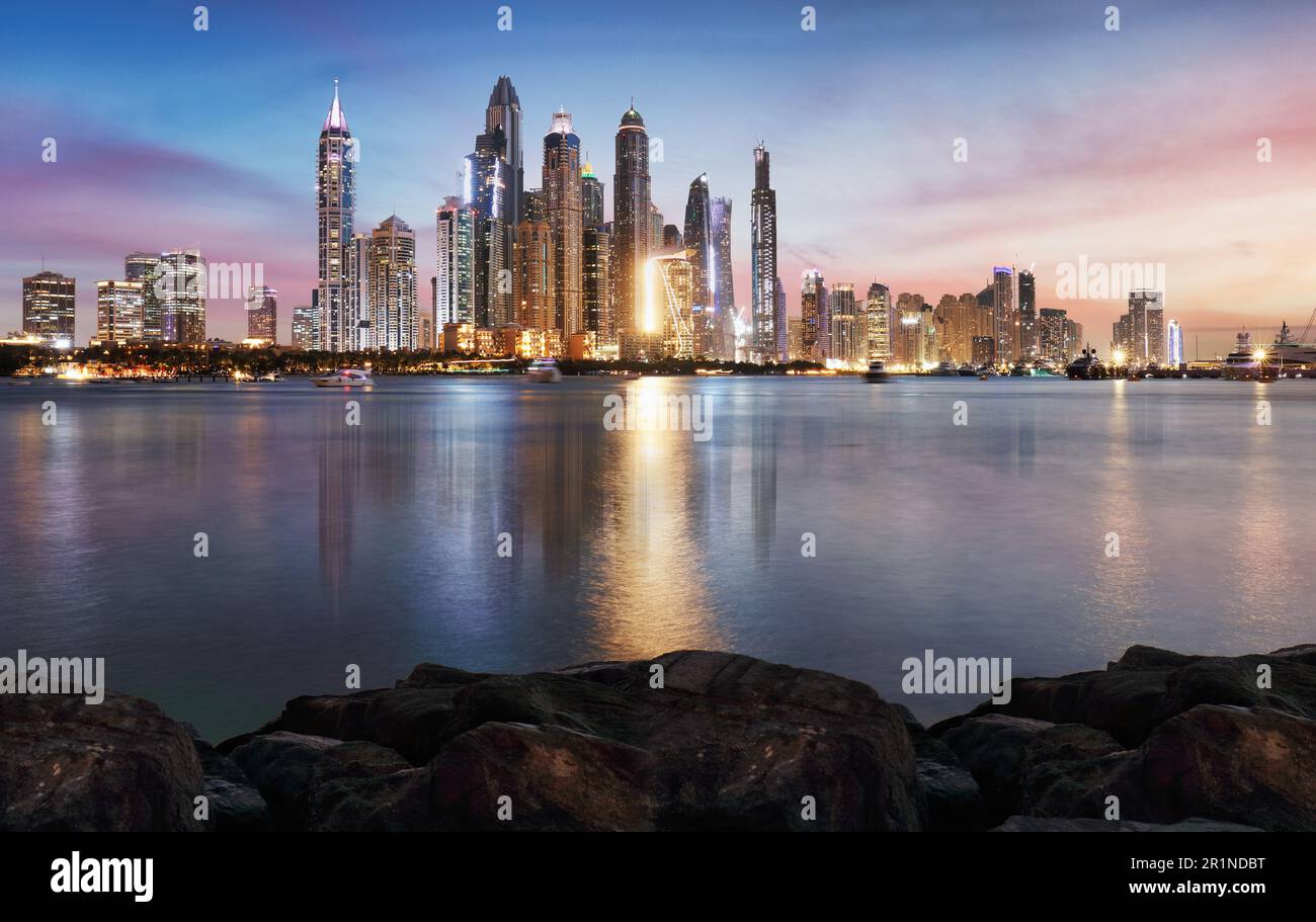 Marina in Dubai von Palm Jumeriah bei Nacht, VAE Stockfoto