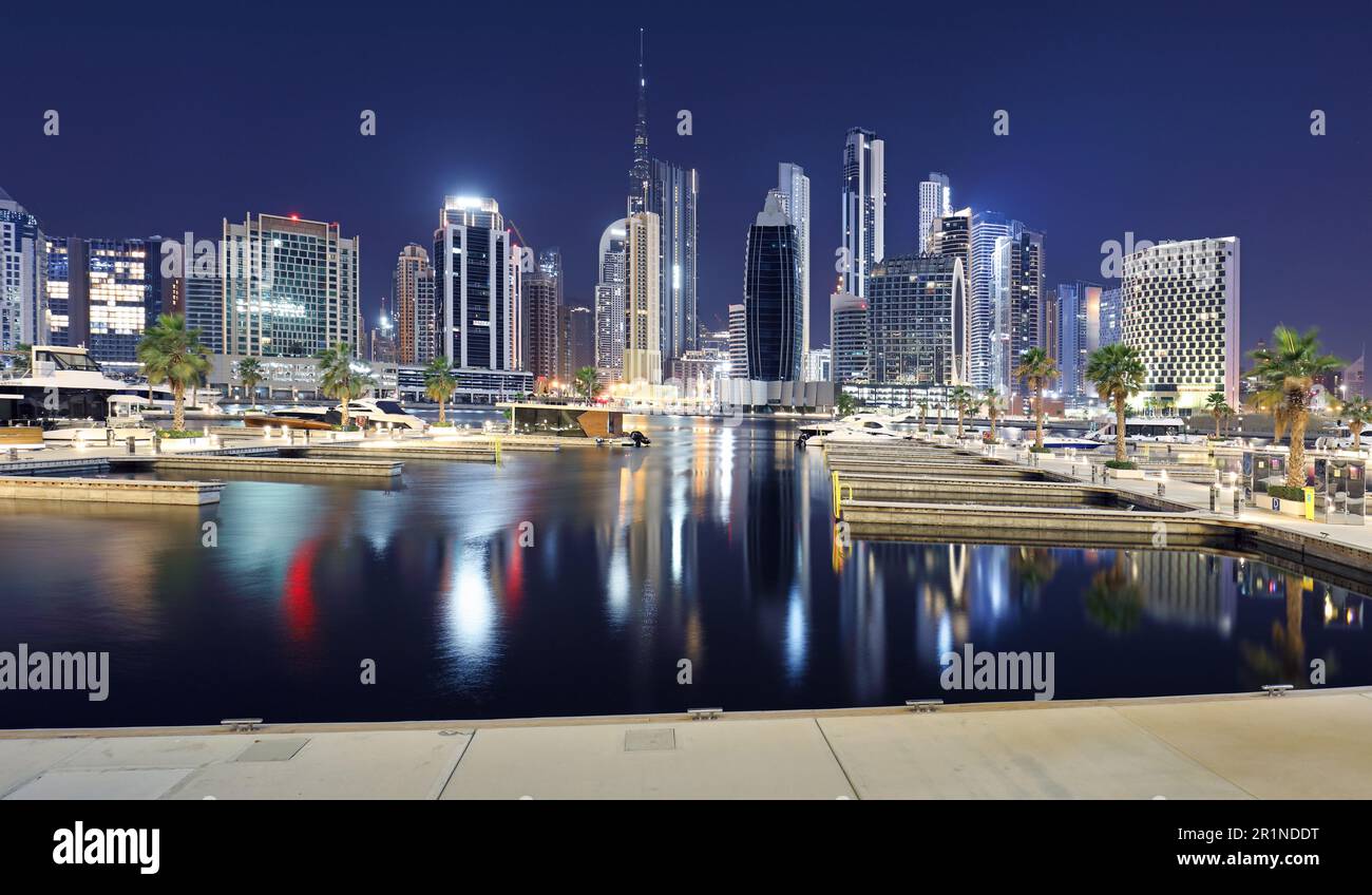 Panoramablick auf Dubai Creek und die Skyline der Nacht, Vereinigte Arabische Emirate, ultramoderne Skyline von Dubai bei Nacht Stockfoto