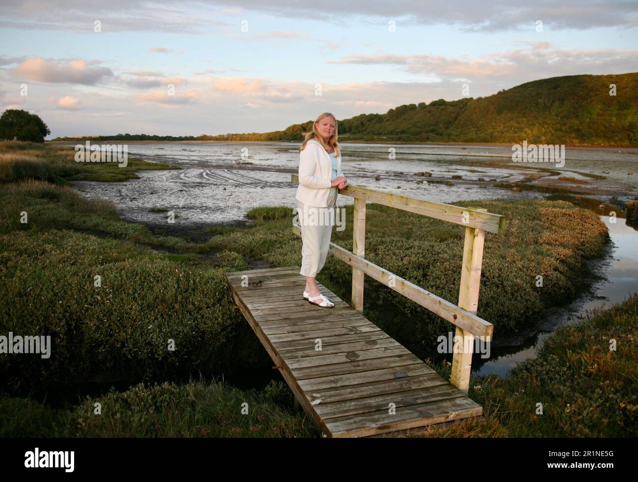 Eine wunderschöne Dame bei Sonnenuntergang, Red Wharf Bay, Isle of Anglesey, North Wales, Großbritannien, Europa Stockfoto