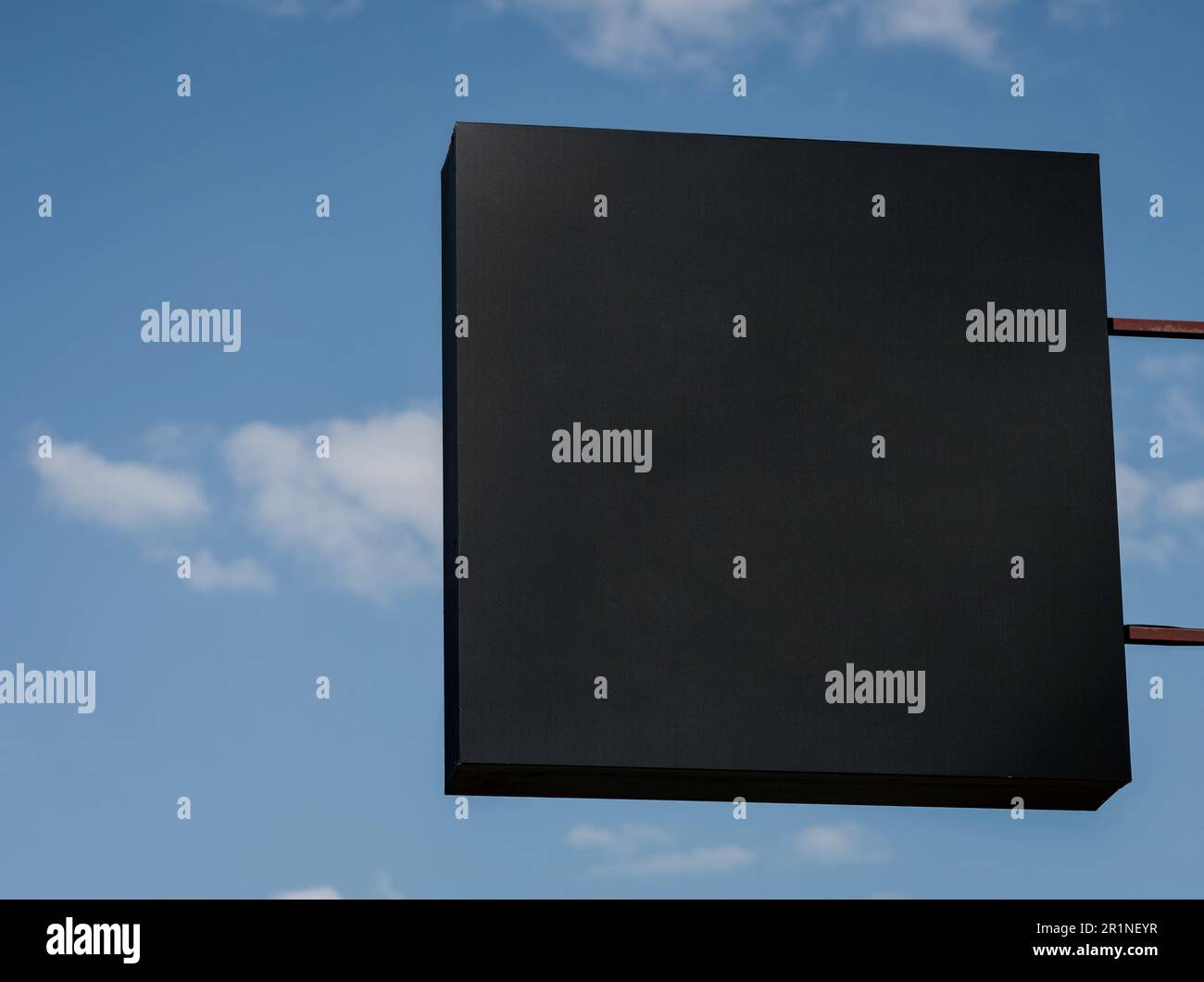 Unbedruckte Schilder im Schaufenster. Löschen Sie die Werkstattvorlage. Die Straße hängt an der Wand. Schild für Logo-Präsentation. Café-Restaurant aus Metall Stockfoto