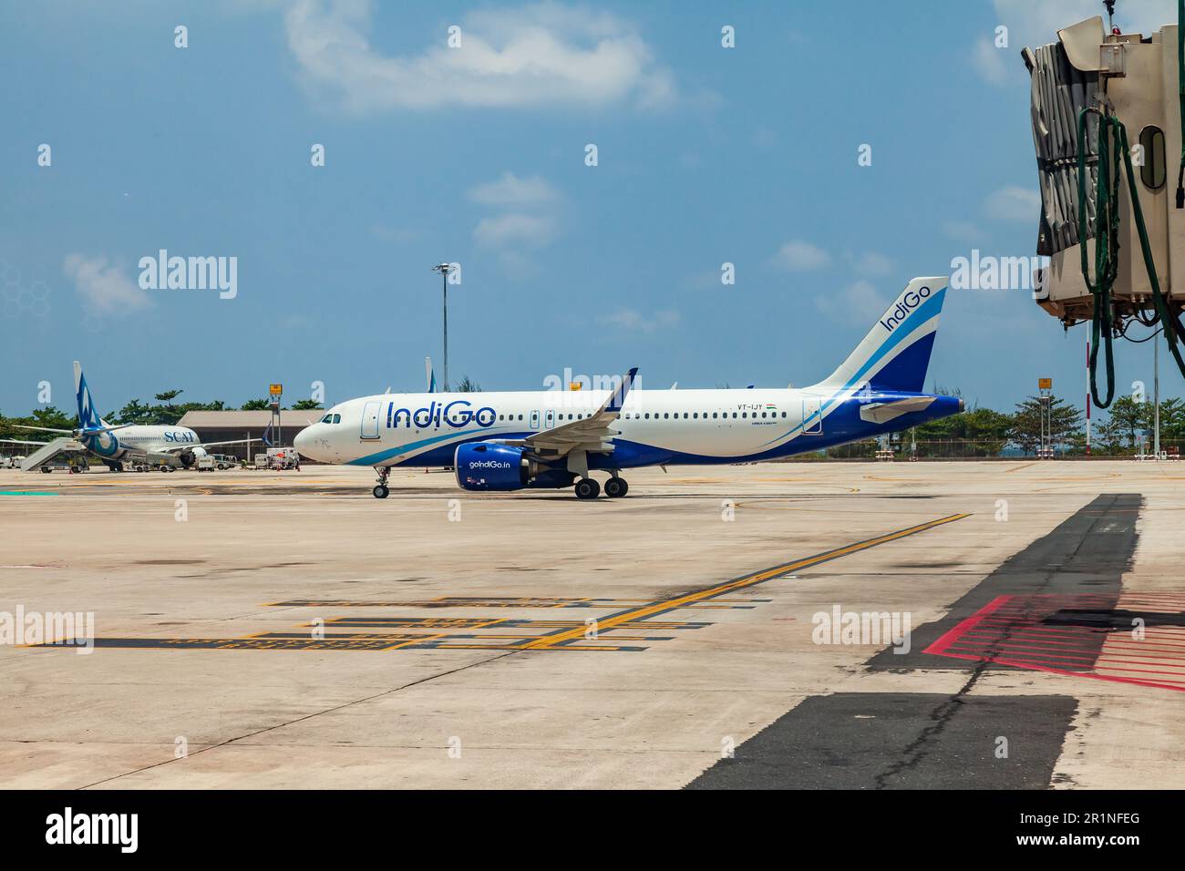 Thailand, Phuket - 04.05.23: Passagierflugzeug Airbus A320 Neo indian Airlines Indigo am Flughafen von thailand, phuket Stockfoto