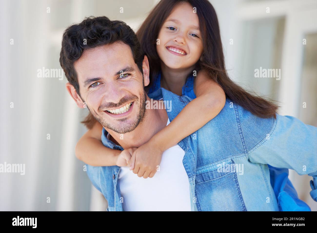Huckepack-Porträt, Vater und glückliches Kind umarmen Dad für den Vatertag, Spaß und genießen Sie eine schöne gemeinsame Zeit mit der Familie. Glück, Elternschaft und Kinderlächeln Stockfoto