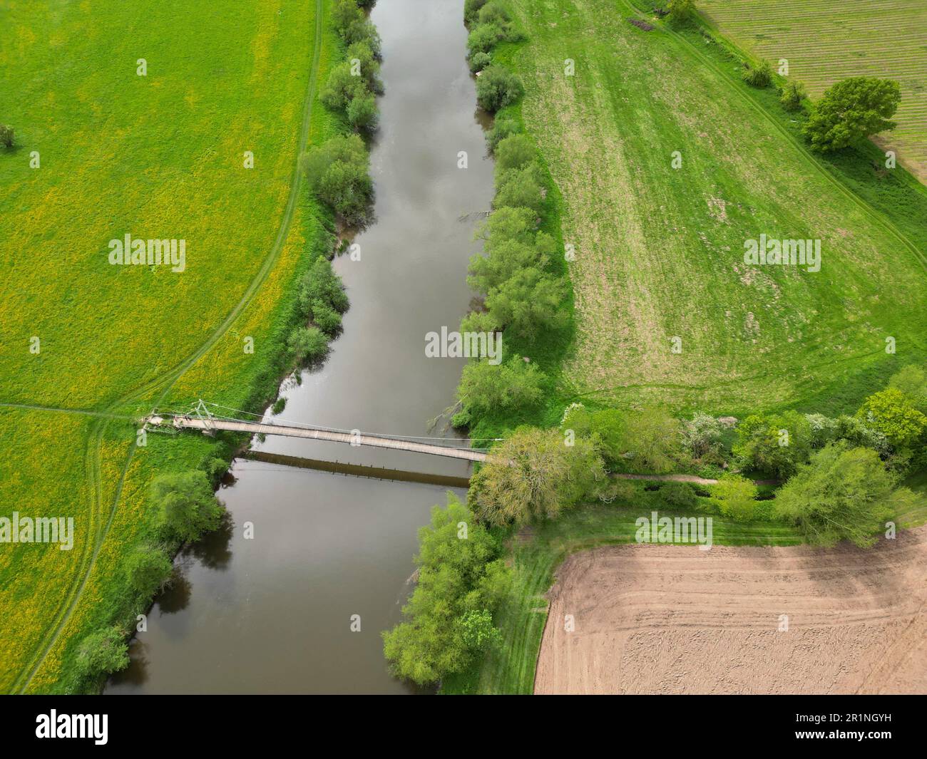 Luftaufnahme des Flusses Wye an der Sellack Bridge ( Fußgängerzone ) in Herefordshire UK im Mai 2023 Stockfoto