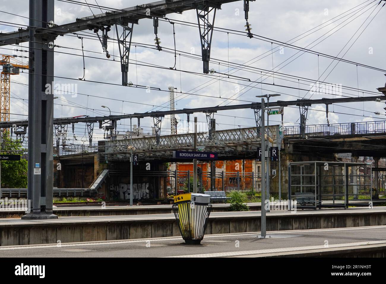 Leere Bahnsteige am Bahnhof Bordeaux-Saint-Jean, Bordeaux, Frankreich. Stockfoto