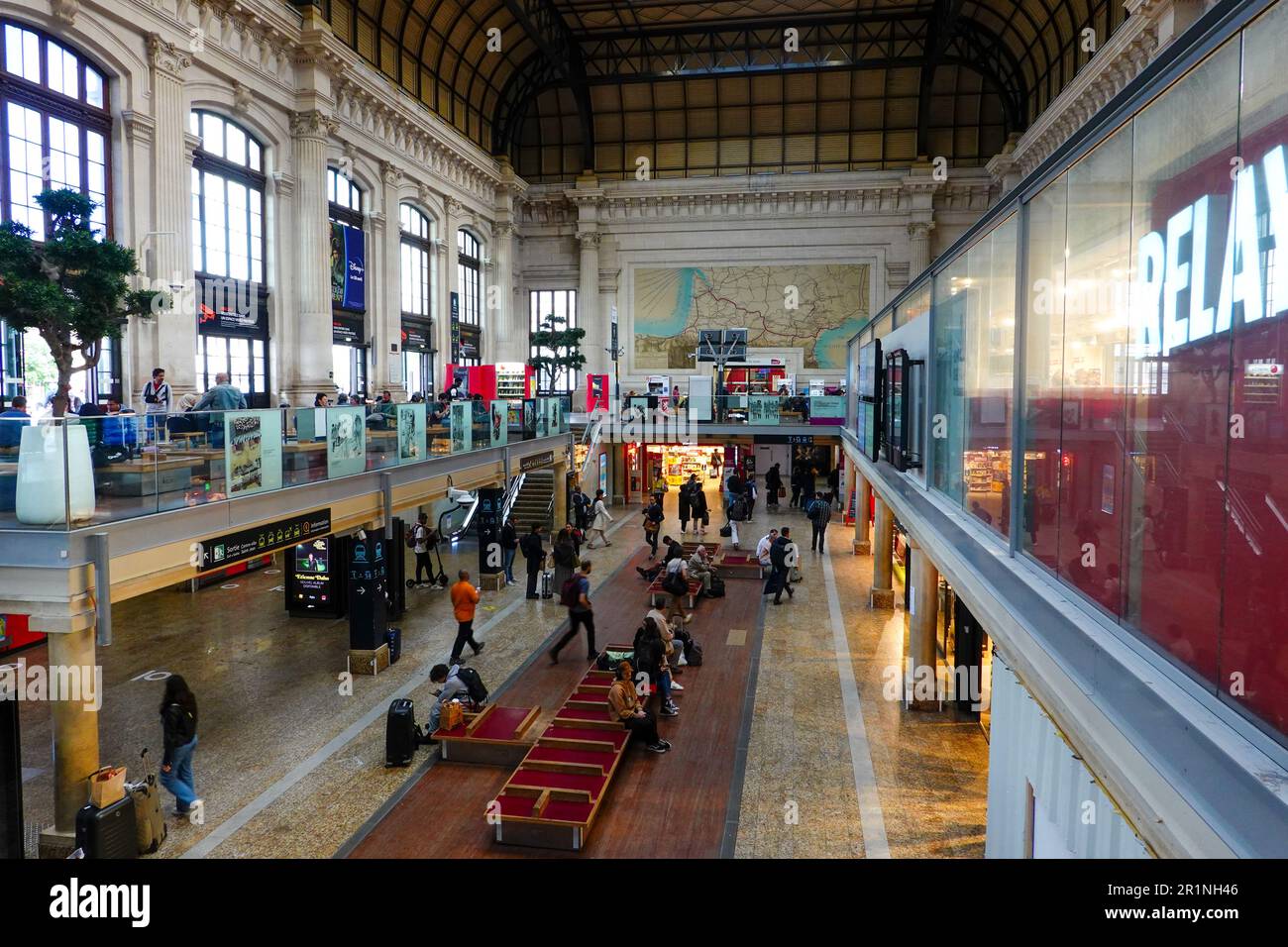 Innenseite des Bahnhofs Bordeaux-Saint-Jean mit Menschen, Bordeaux, Frankreich. Stockfoto