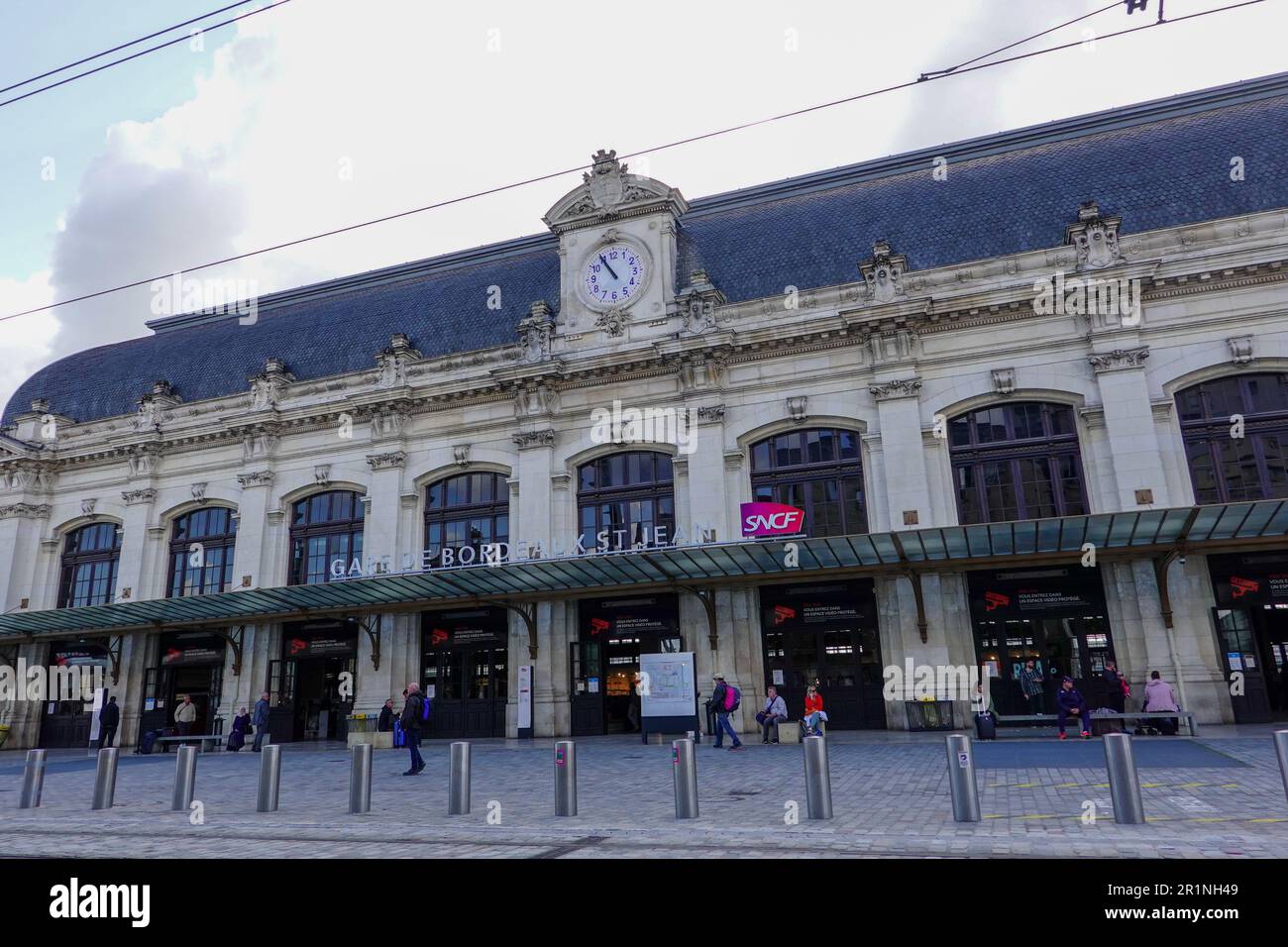 Außenansicht des Bahnhofs Bordeaux-Saint-Jean mit People, Bordeaux, Frankreich. Stockfoto