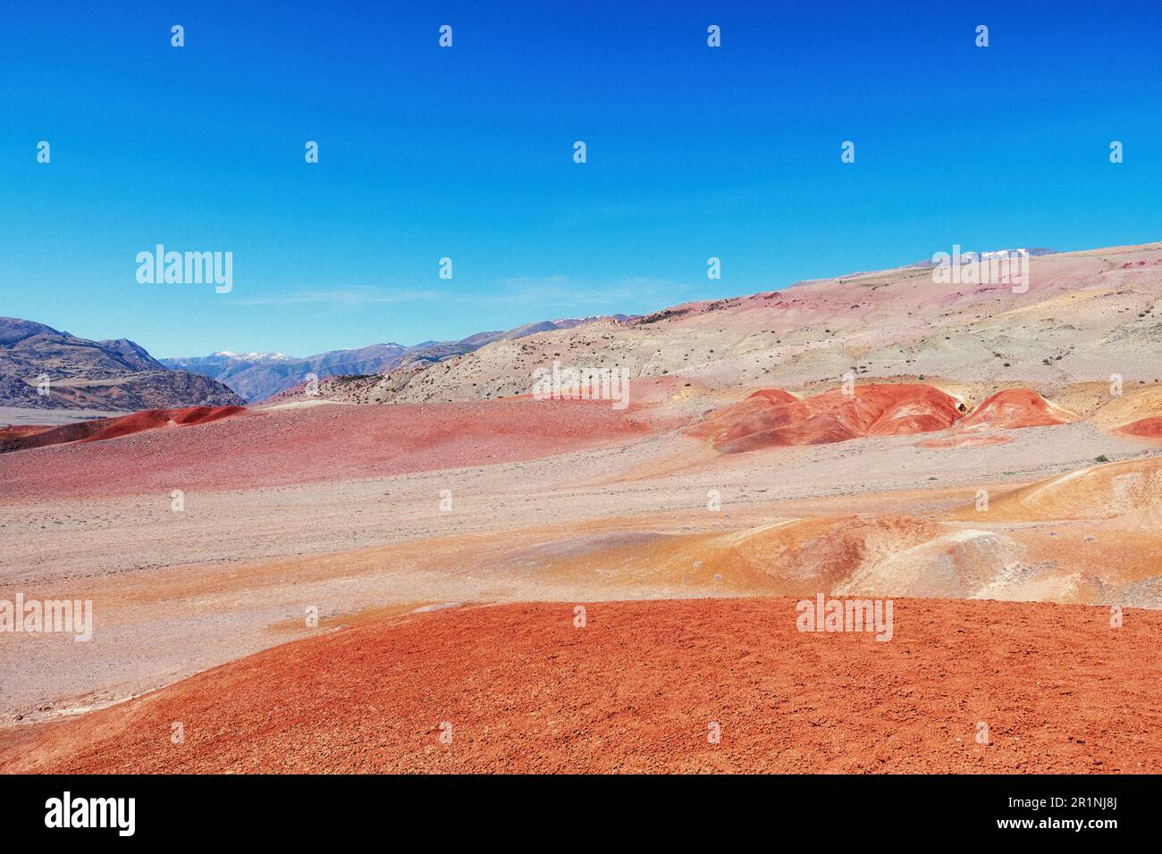 Wüstenfelsen und Sand, die wie Marsoberfläche aussehen. Berghügel mit trockenen Hintergründen Stockfoto