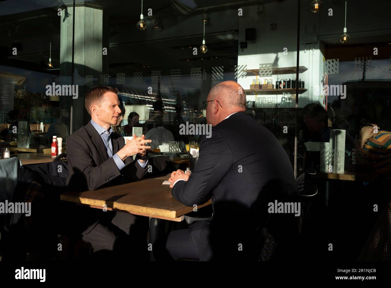 Zwei Männer führen am 10. Mai 2023 ein Gespräch auf der Southbank in Central London, in London, England. Stockfoto