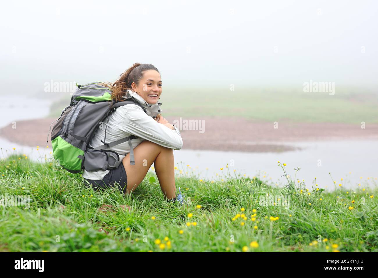 Wandern Sie einen nebligen Tag im Sitzen und Überlegen in der Natur Stockfoto