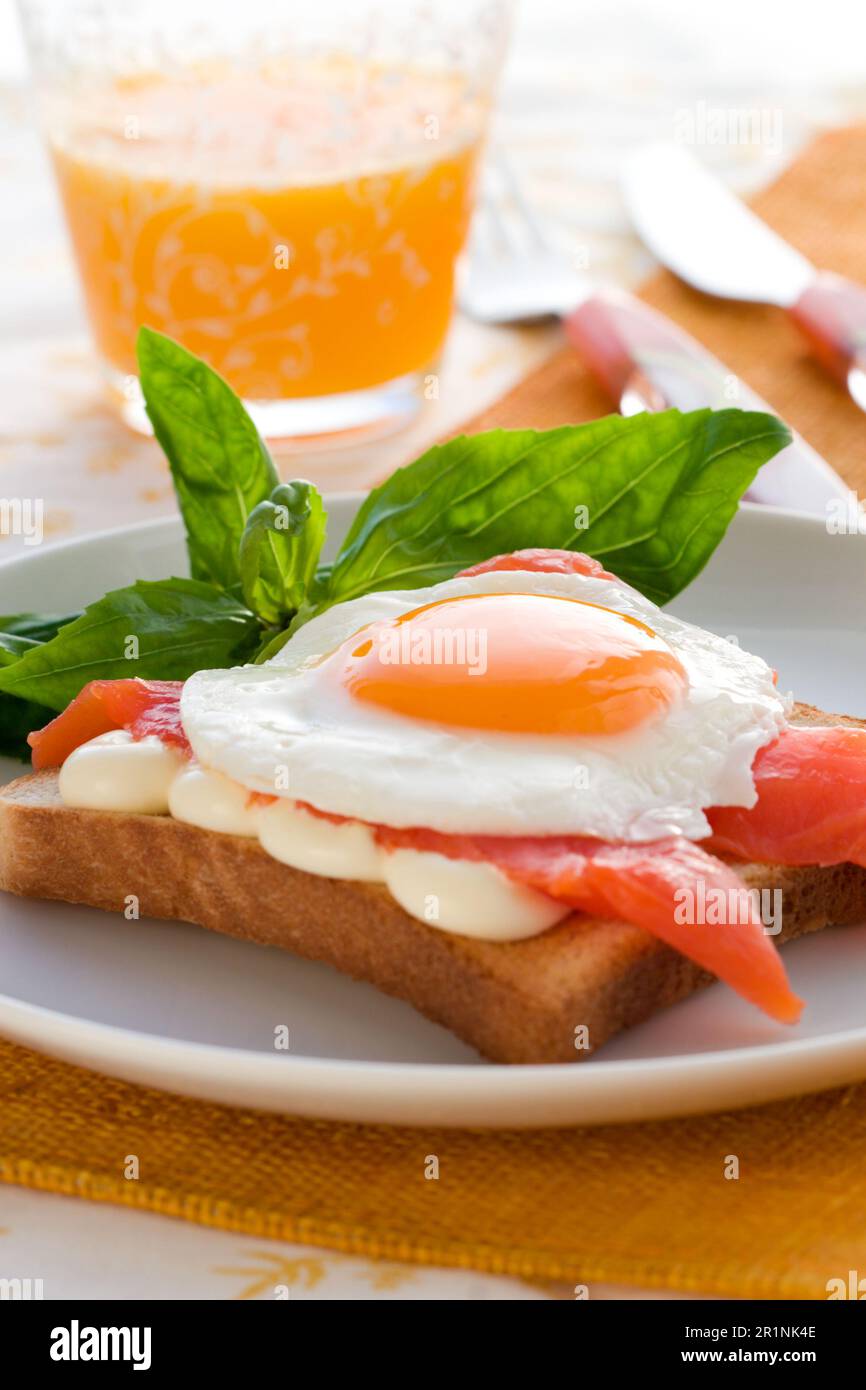 Spiegeleier mit Lachs auf Toast Stockfoto