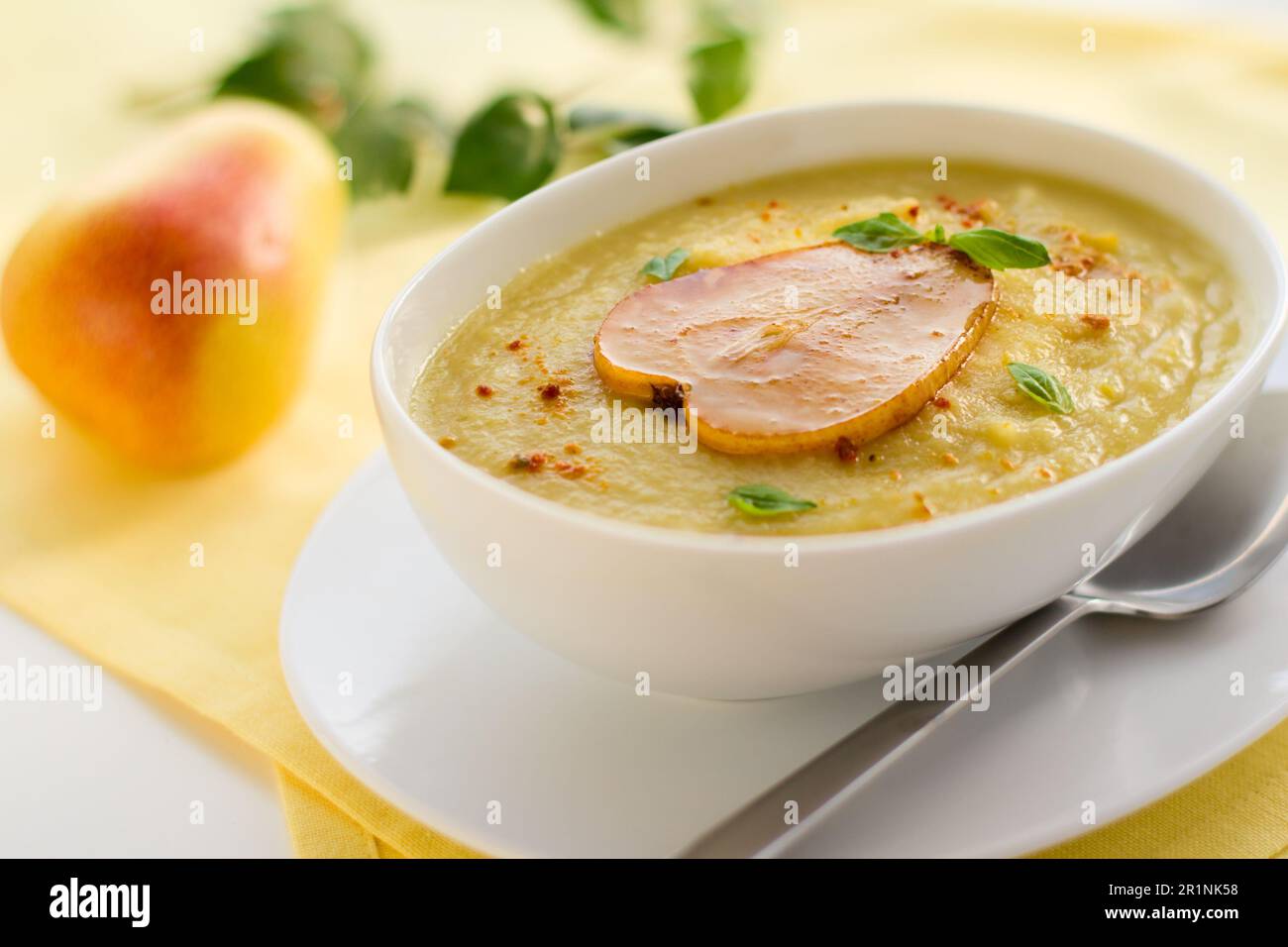 Pastinake-Sahnesuppe mit Birne und einem Schaber Stockfoto