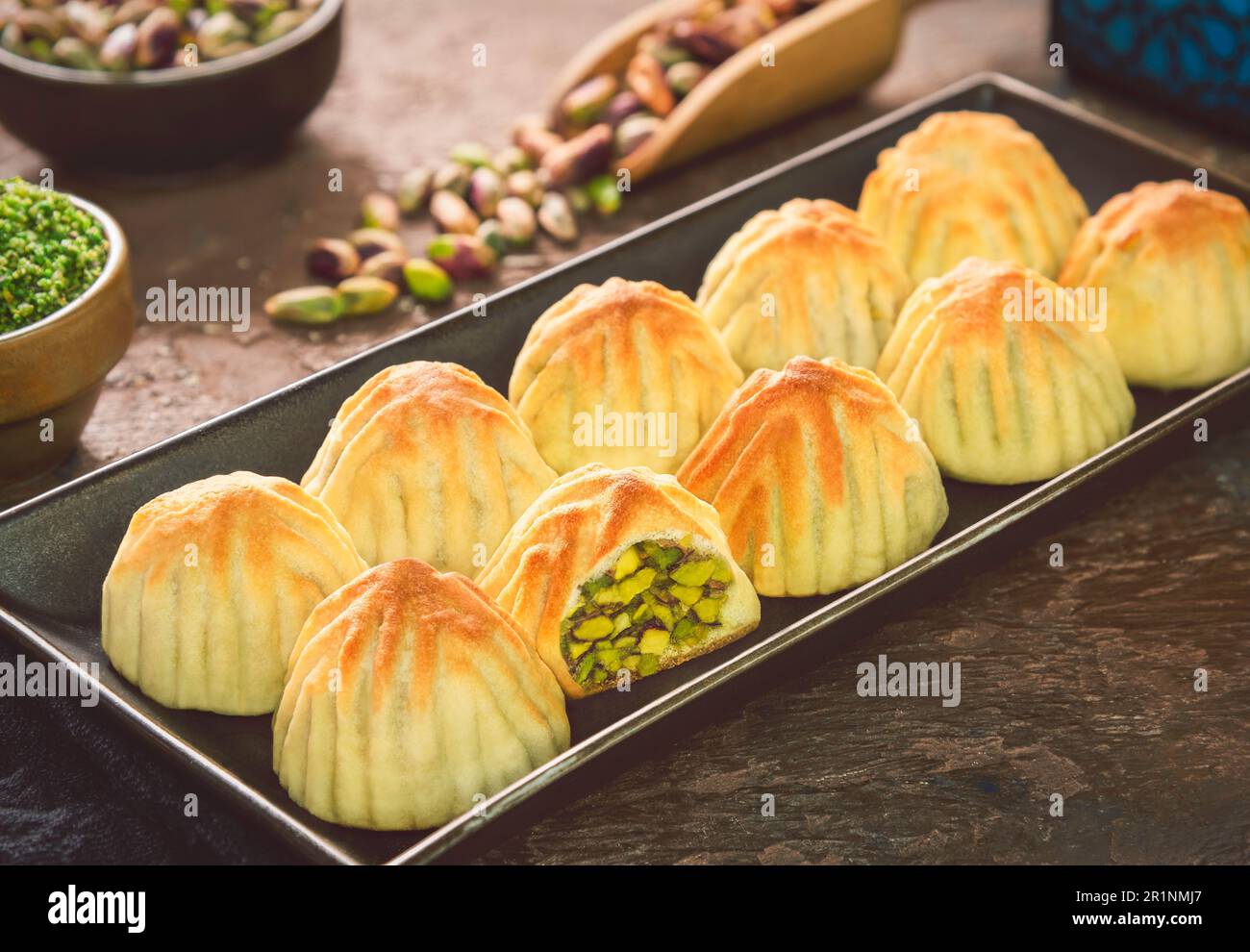 Arabische Küche; nahöstliche traditionelle 'Maamoul oder Mamool Pistachio Cookies' Ein berühmtes arabisches Gebäck gefüllt mit zerdrückten Pistazien. Stockfoto