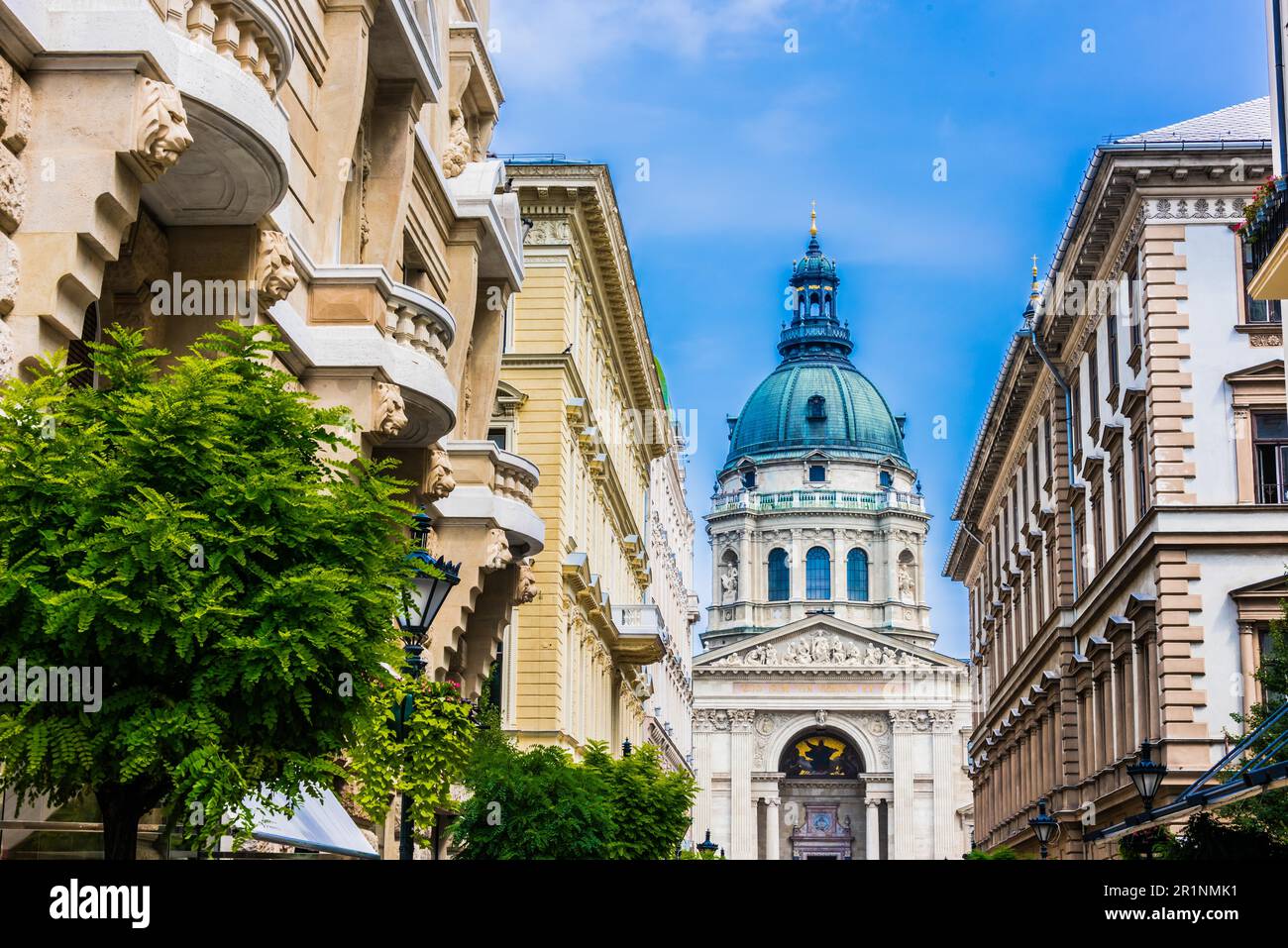 Architektur von Zrinyi utca mit St. Stephans Basilika in Budapest, Ungarn Stockfoto