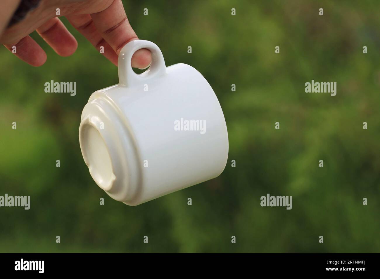 Person, die eine Tasse Kaffee abholt. Stockfoto