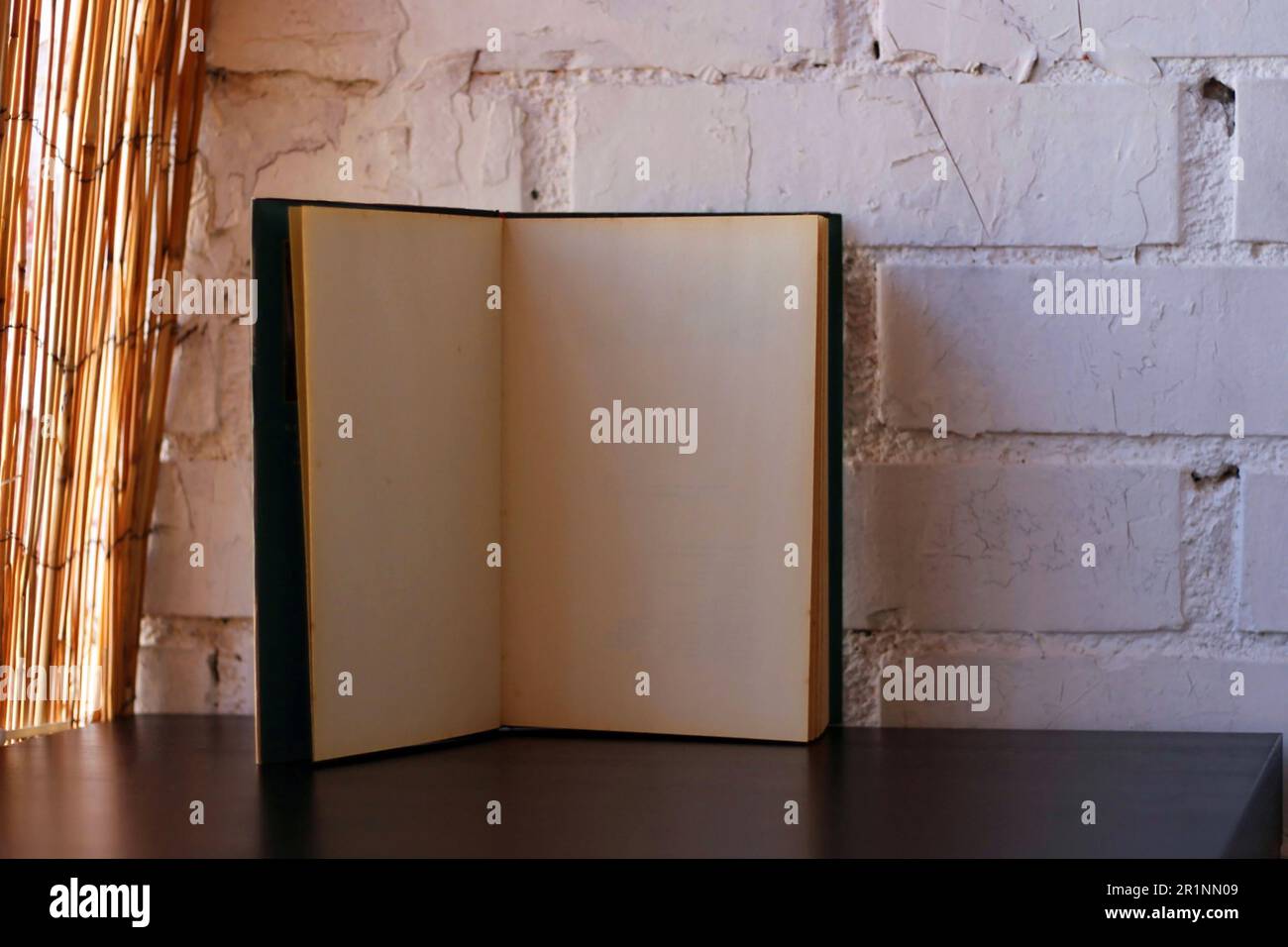 Das Buch wurde auf einem schwarzen Tisch geöffnet. Stockfoto