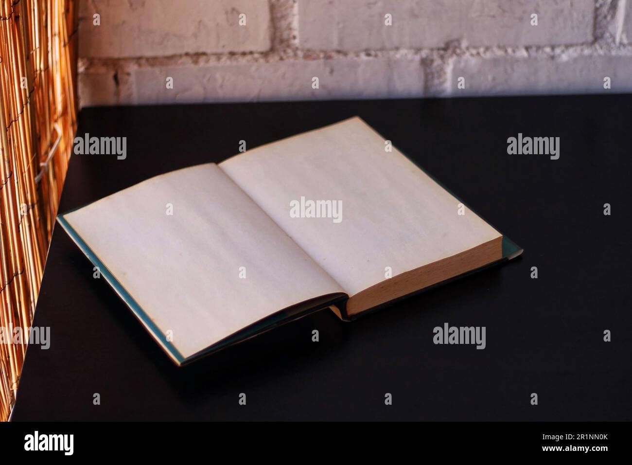 Das Buch wurde auf einem schwarzen Tisch geöffnet. Stockfoto