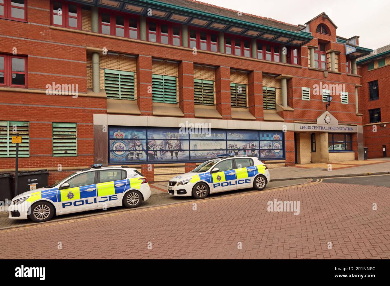 Polizeiautos parken vor der zentralen Polizeistation Leeds Stockfoto