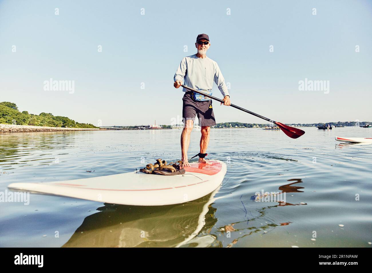 Ein erfahrener Stehpaddelfahrer hat Spaß in Casco Bay, Maine Stockfoto