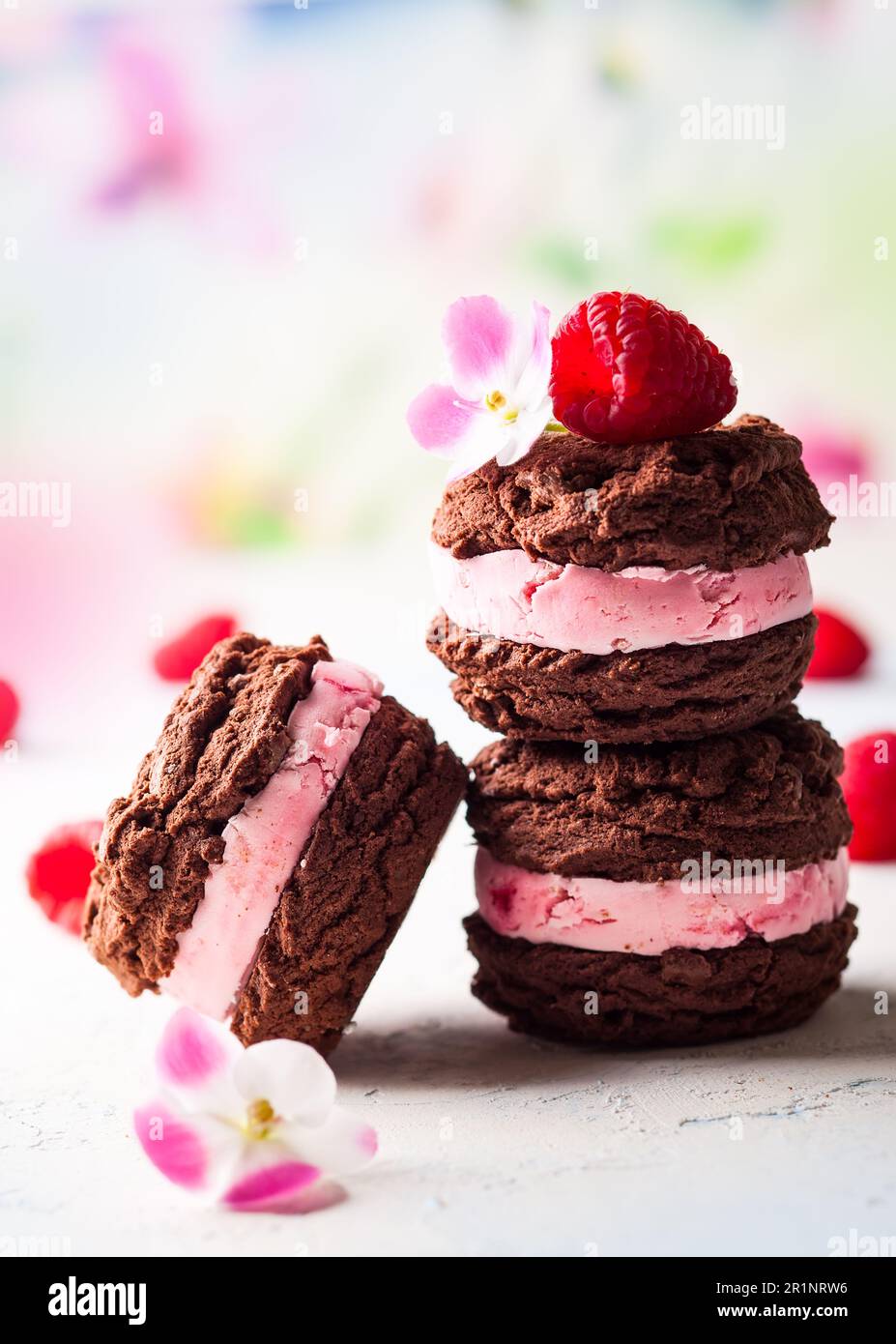 Hausgemachte Eiskekse, Sandwiches mit Himbeeren und Schokolade Stockfoto