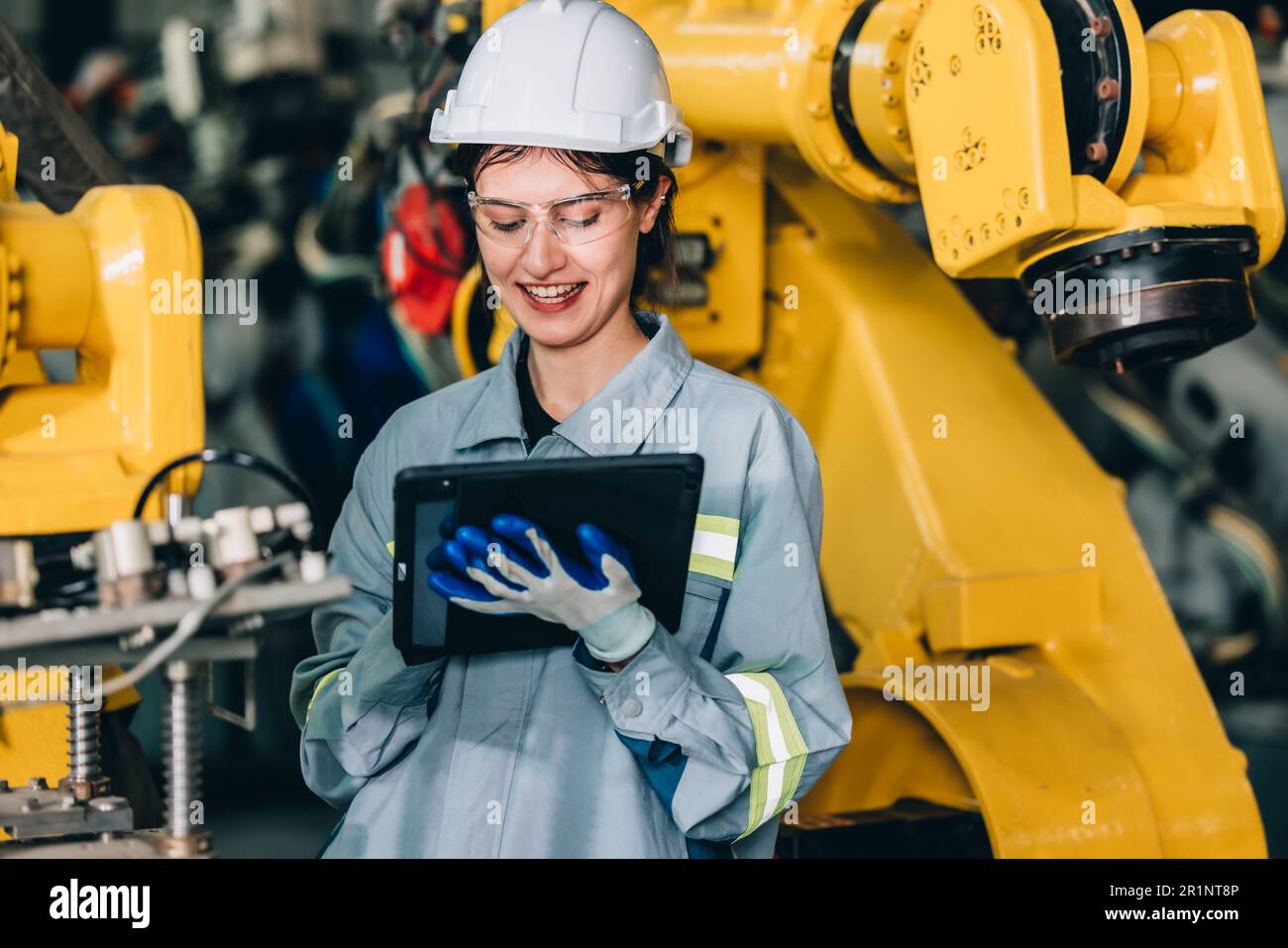 Roboteringenieur führt regelmäßige Wartungsarbeiten durch, indem er die Software prüft, testet und testet, um sicherzustellen, dass der Roboter im Standardzustand bleibt. Aufzeichnung, r Stockfoto