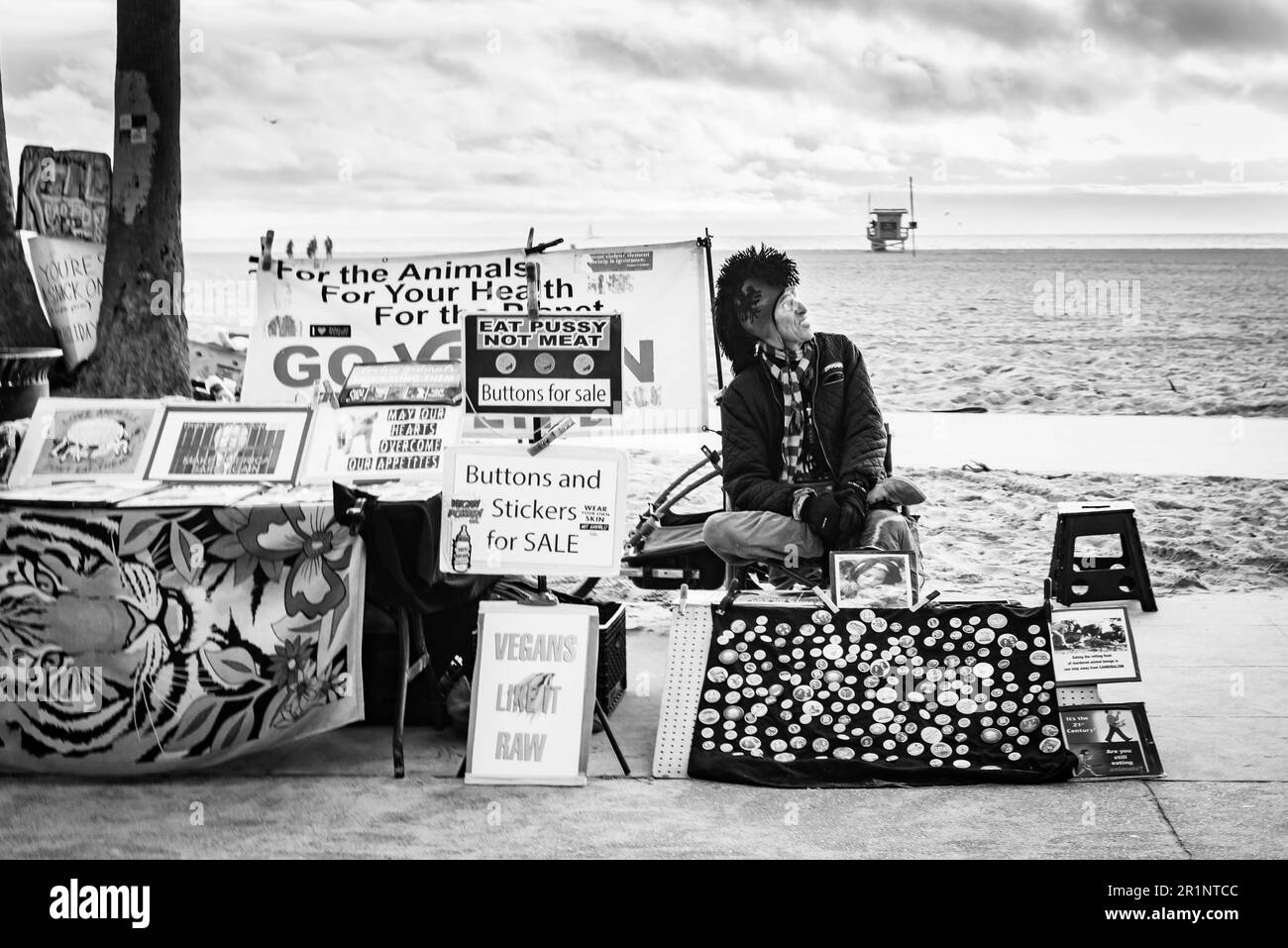 Ein Verkäufer, der an der Promenade von Venedig arbeitet Stockfoto
