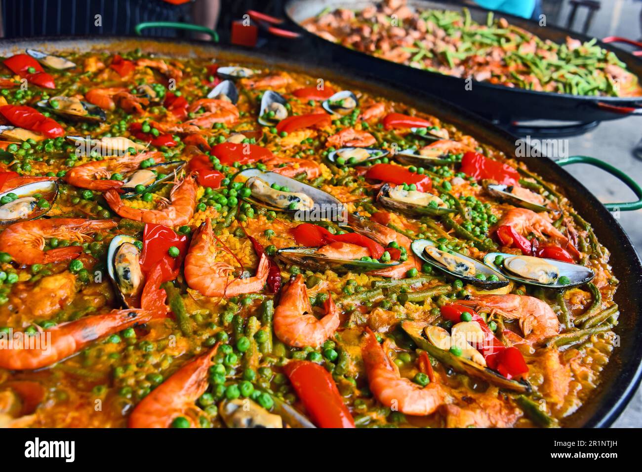 Spanische Paella in der Straße Restaurant zubereitet Stockfoto