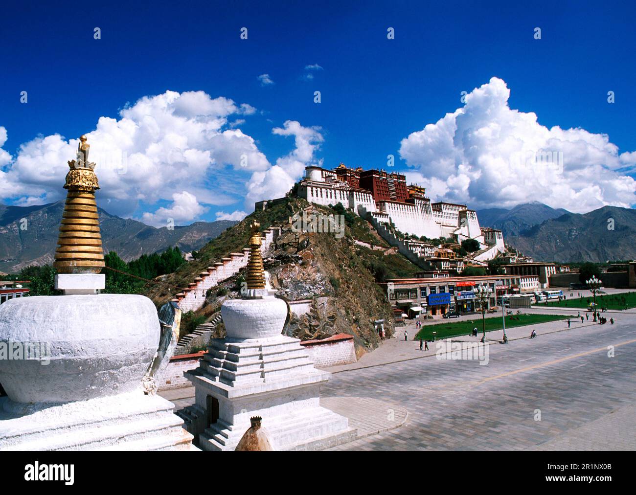 Potala-Palast in Lhasa-Tibet zeigt die Straße und die Berge Stockfoto