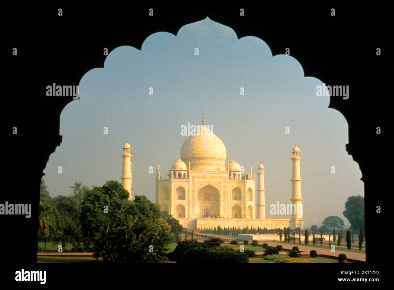Grafik durch Torbogen des berühmten Taj Mahal in Agra Indien Stockfoto