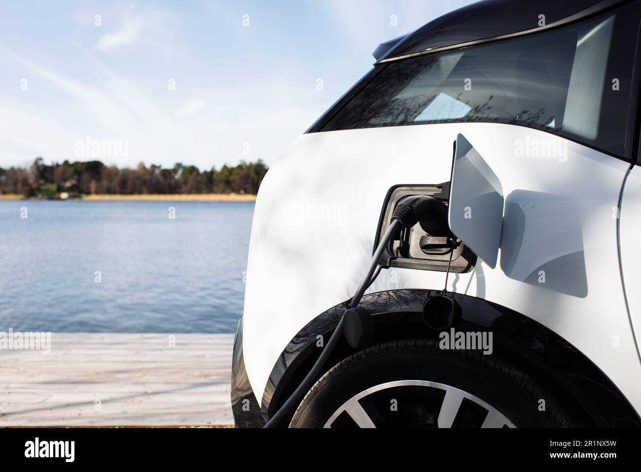 Elektroauto, angeschlossen am Meer in Schweden Stockfoto