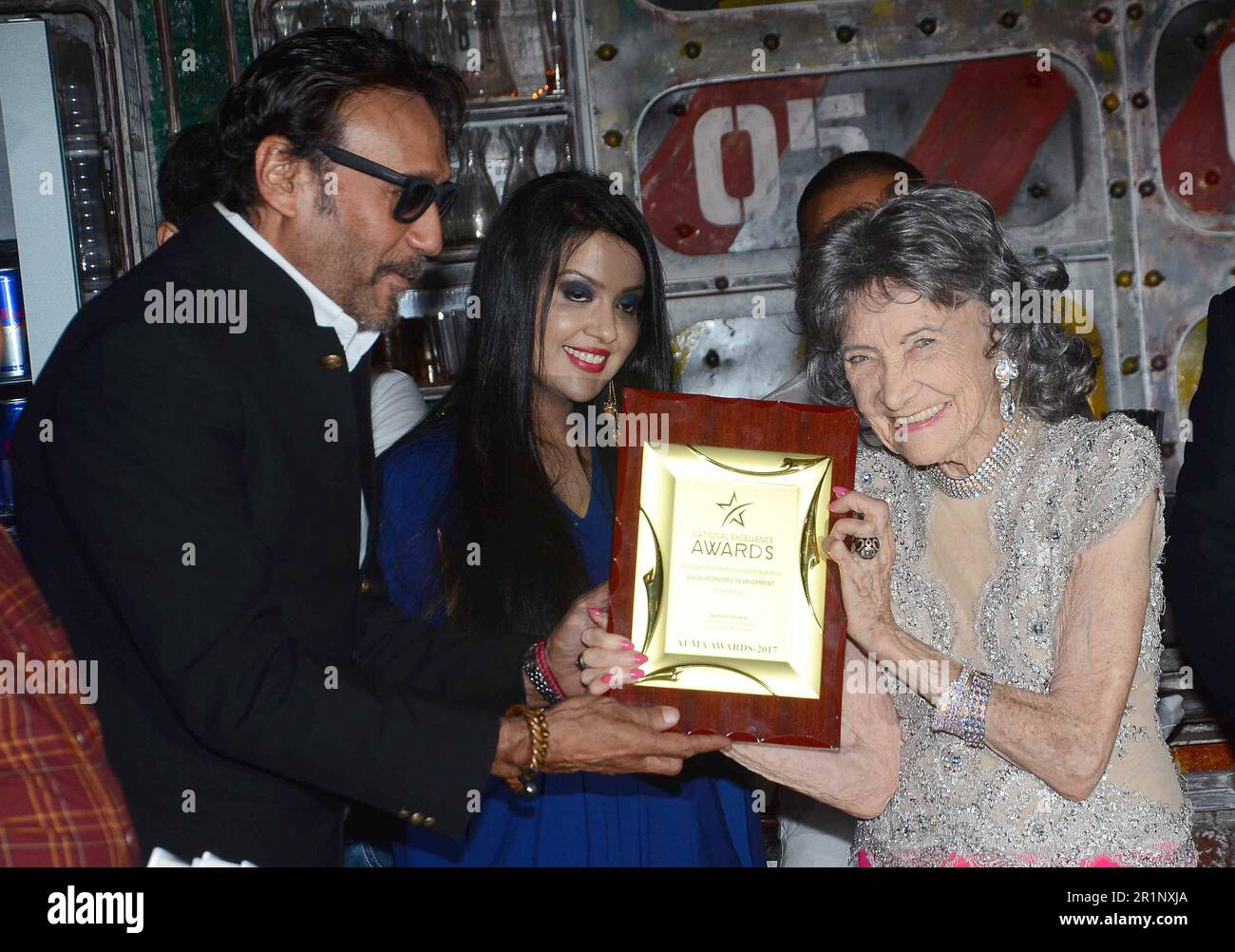 Jackie Shroff, indischer Schauspieler, Amruta Fadnavis, Tao Porchon Lynch, amerikanischer Yoga-Meister, Der älteste Tänzer der Welt, World Book of Records, Indien, 27. Juni 2017 Stockfoto