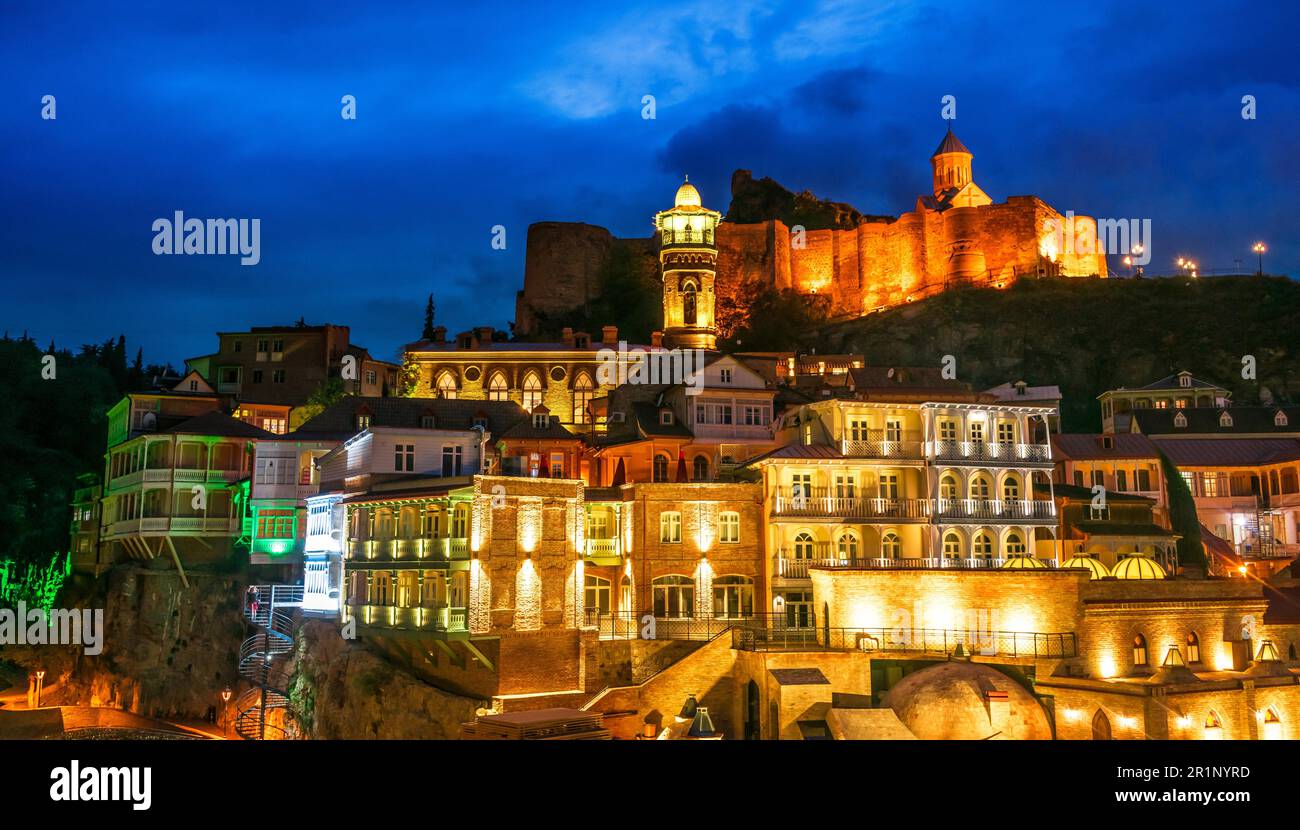 Blick auf die Altstadt von Tiflis, Georgien nach Sonnenuntergang Stockfoto