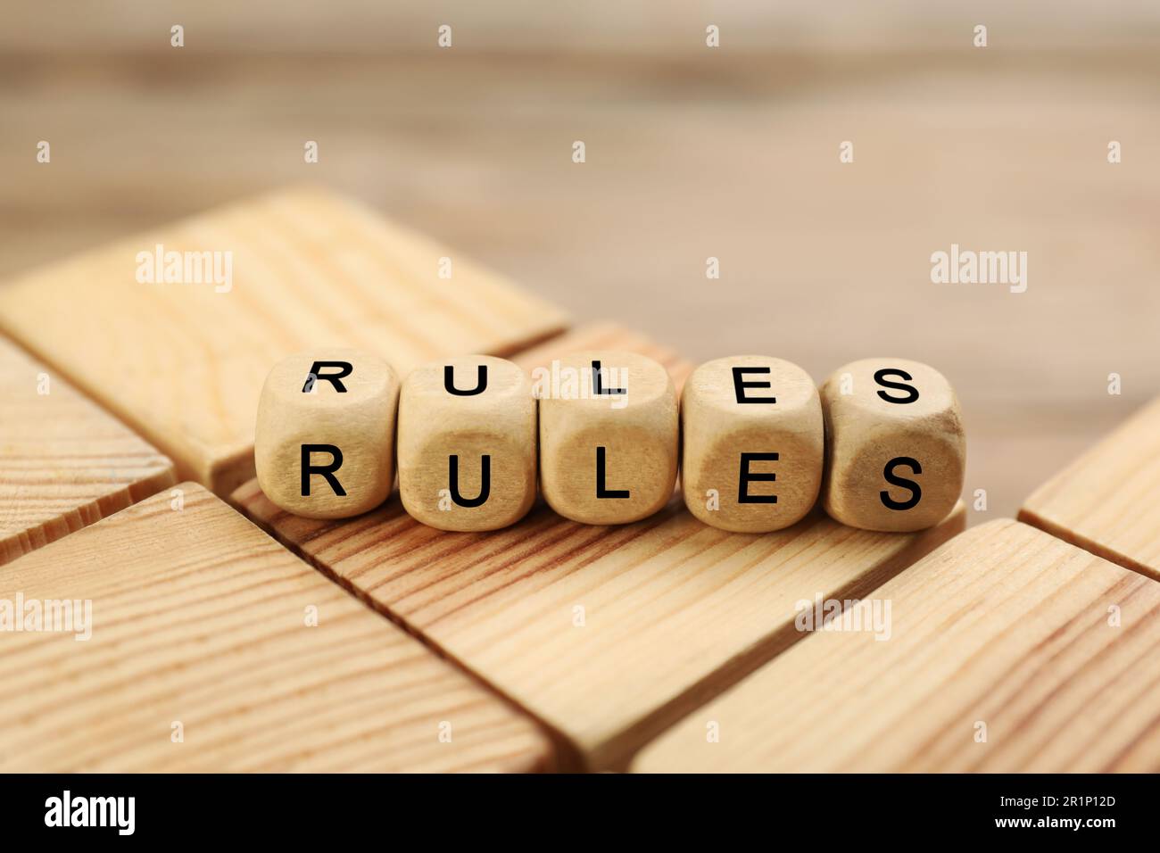 Wortregeln aus Würfeln mit Buchstaben auf Holzblöcken Stockfoto