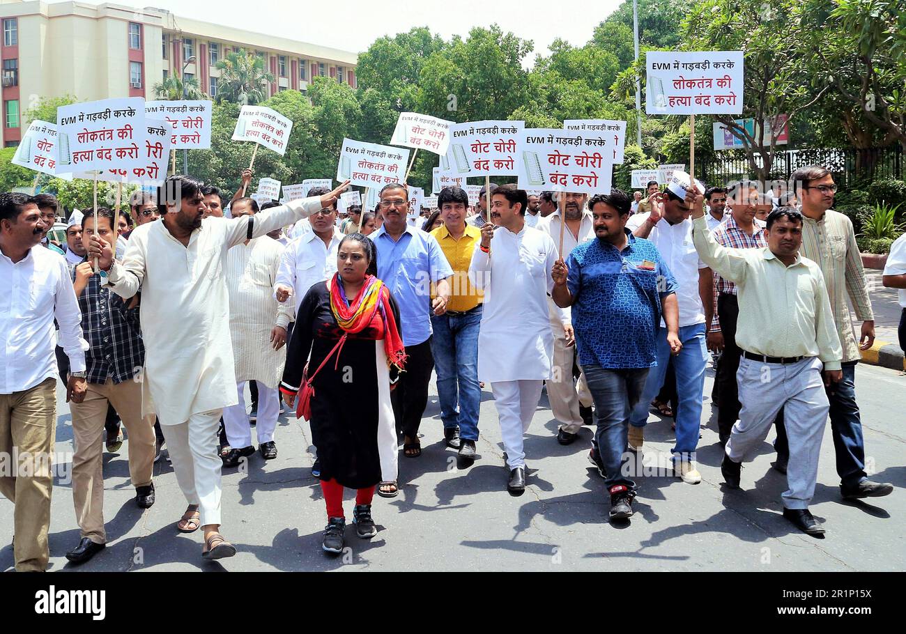 EVM-Protest, Plakate Demonstration, EVM, elektronische Abstimmungsmaschine, Neu-Delhi, Indien, Den 11. Mai 2017 Stockfoto