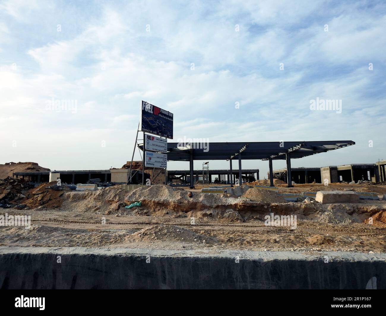 Gizeh, Ägypten, Mai 4 2023: Tankstelle im Bau, Tankstelle mit Betonsäulen, die auf der Ringstraße i aufbereitet wird Stockfoto
