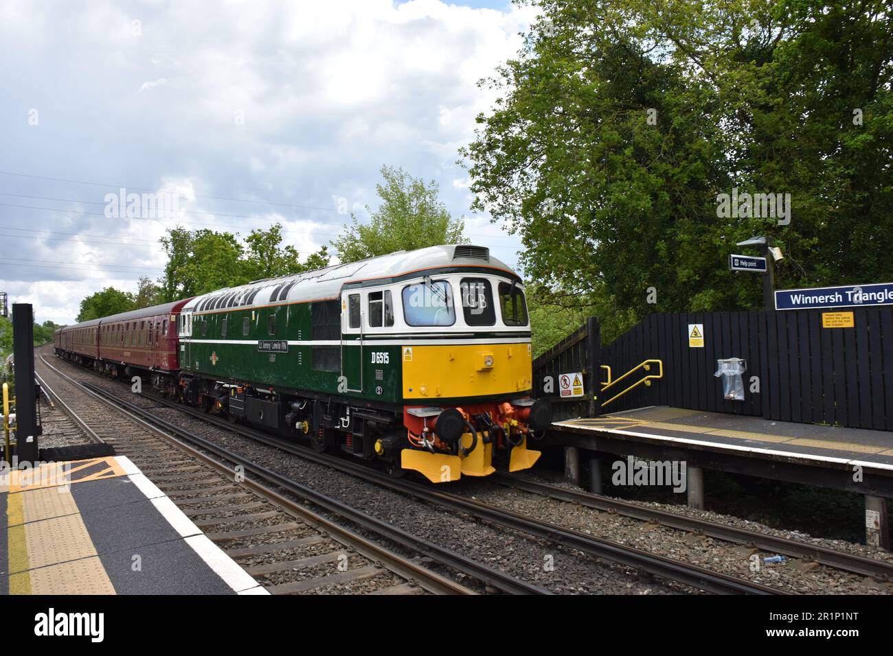 Klasse 33 33012 (D6515) „LT Jenny Lewis RN“ beim Ziehen von Ex-London Transport Rolling Stock durch das Winnersh Triangle auf dem Weg nach Swanage am 11. Mai 2023 Stockfoto