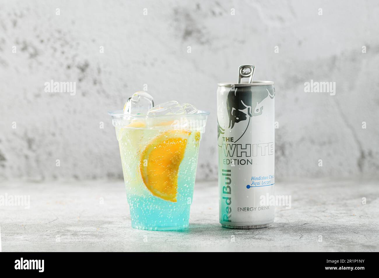 Antalya, Türkei - 10. Mai 2023 : Red Bull White Edition, das neue Produkt der Marke Red Bull Energy Drink Stockfoto